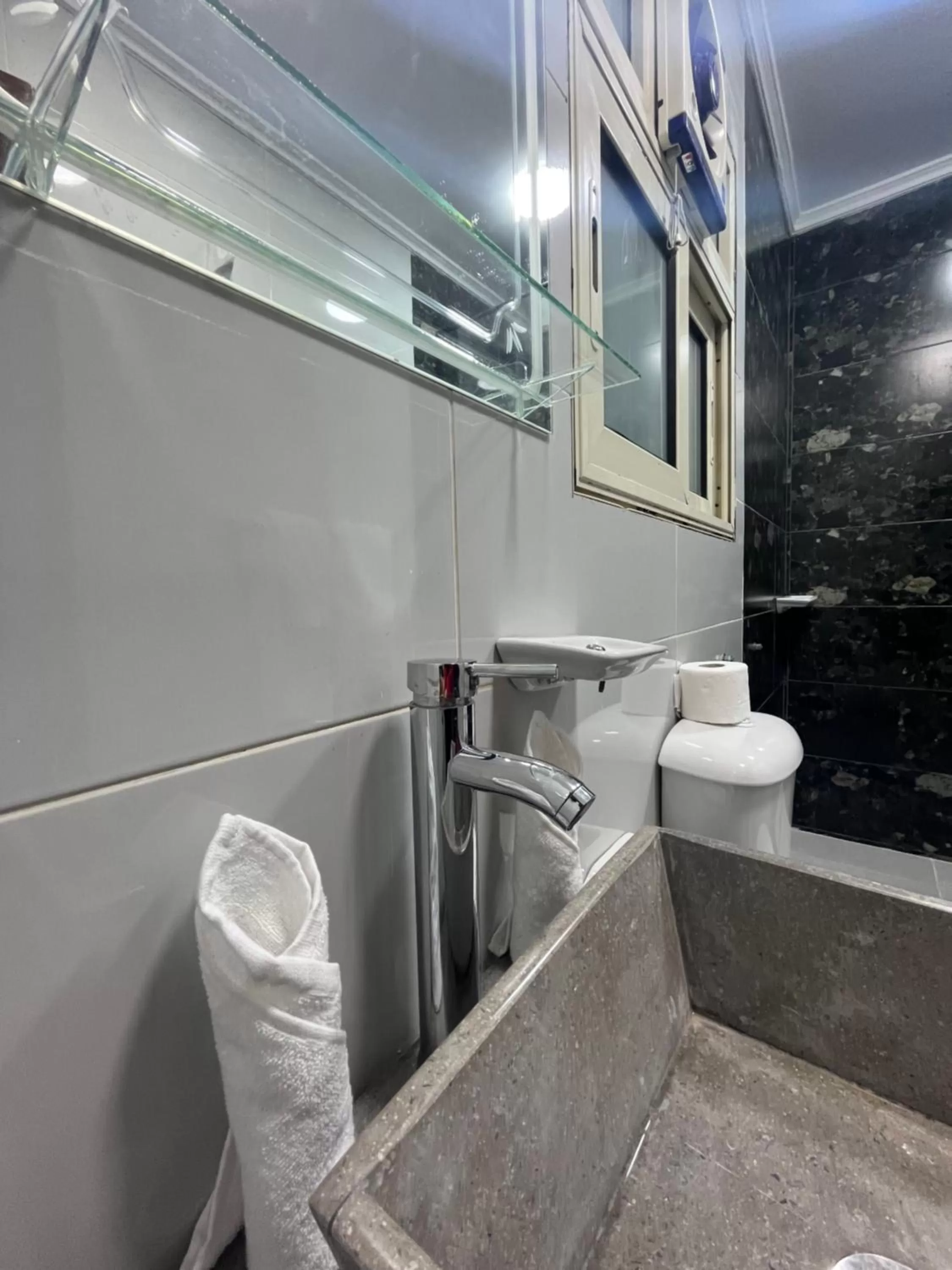 Shower in Crowne Pyramids View inn