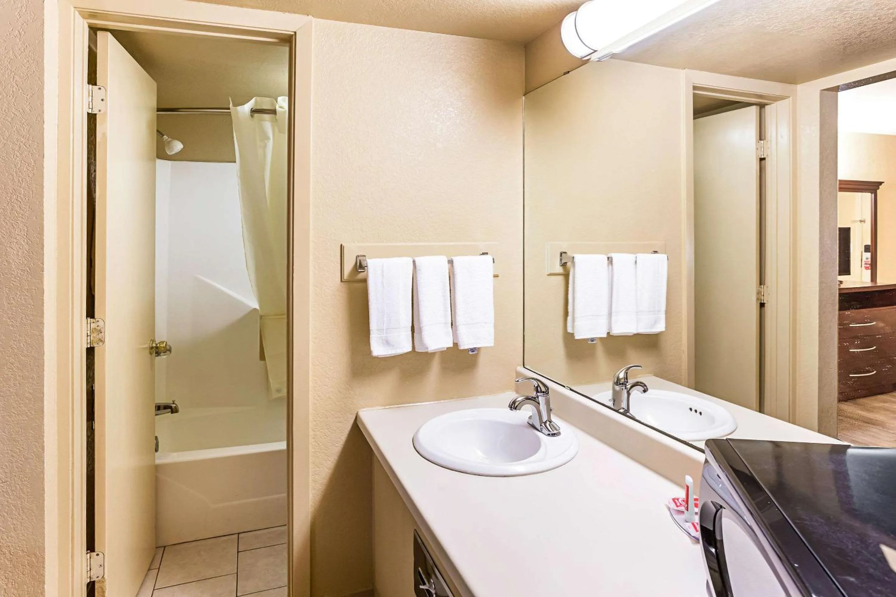 Bathroom in Econo Lodge McAlester