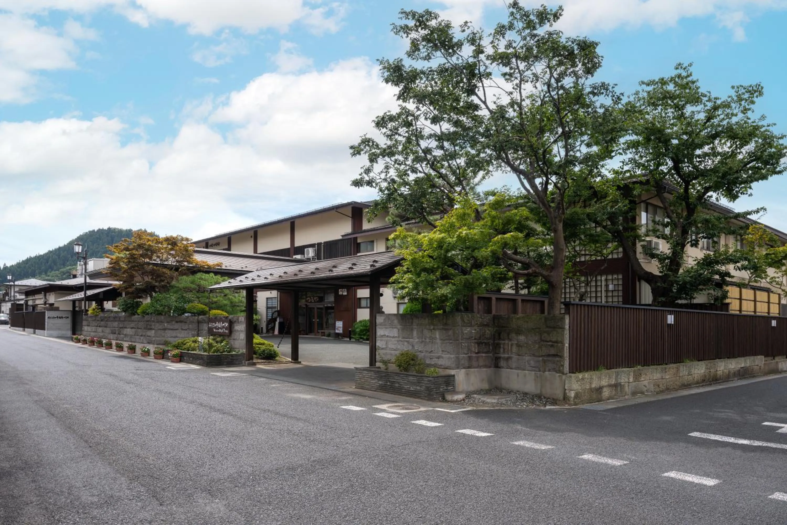 Property building in Hohoemino Kuyufu Tsuruya