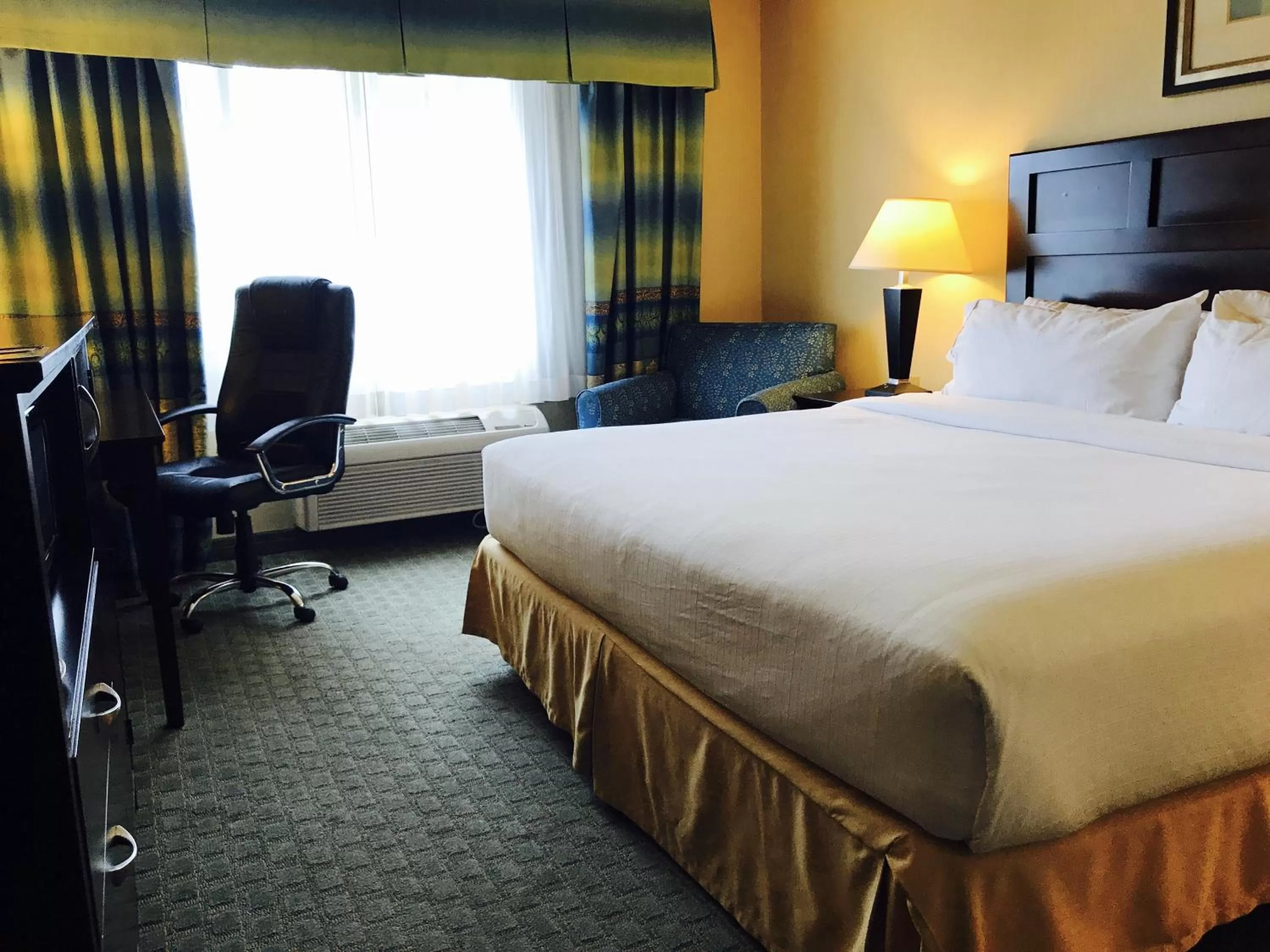 Photo of the whole room, Bed in Holiday Inn Express Fort Bragg by IHG