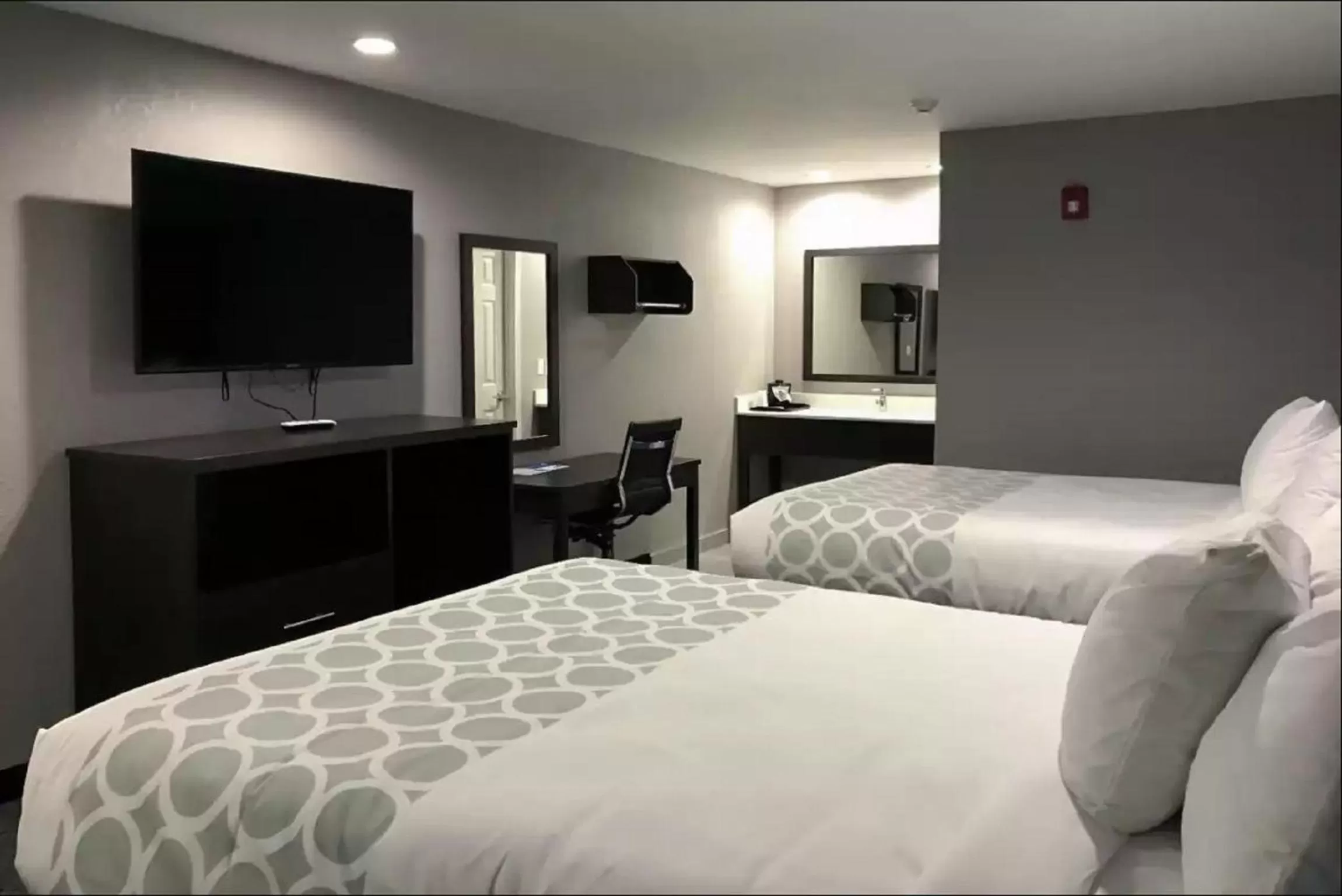 TV and multimedia, Bed in Rodeway Inn Calhoun South