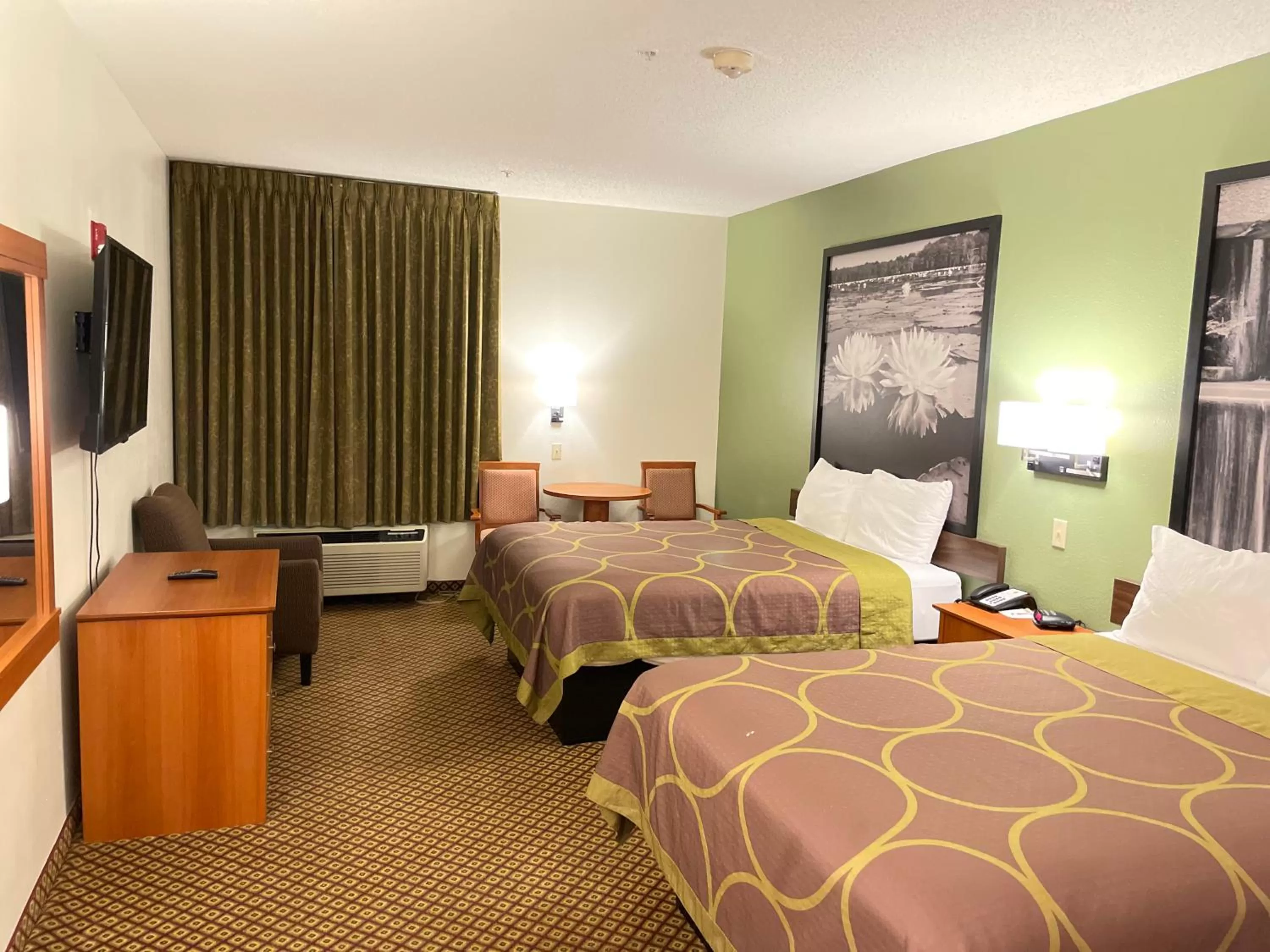 Photo of the whole room, Bed in Super 8 by Wyndham Fort Worth Downtown South