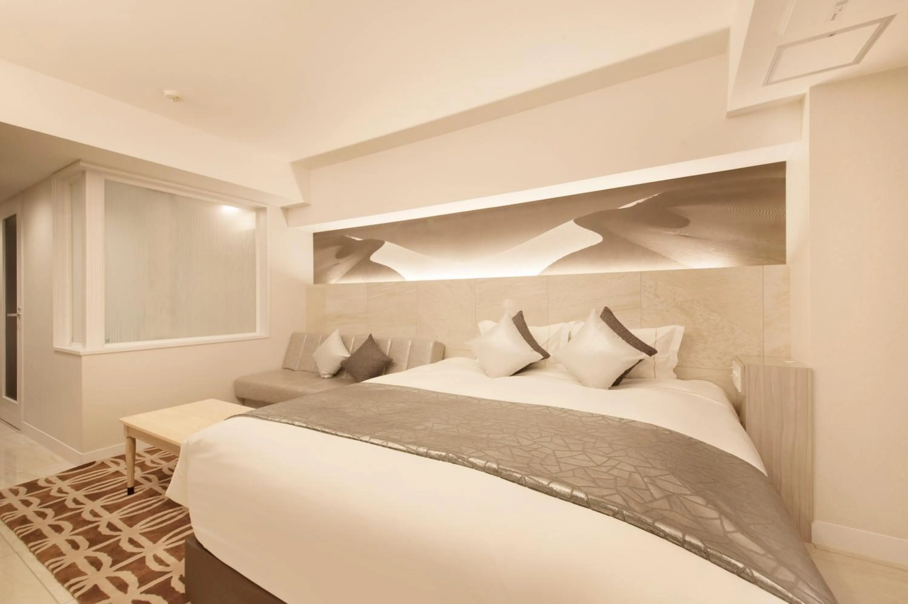 Photo of the whole room, Bed in The Centurion Classic Akasaka