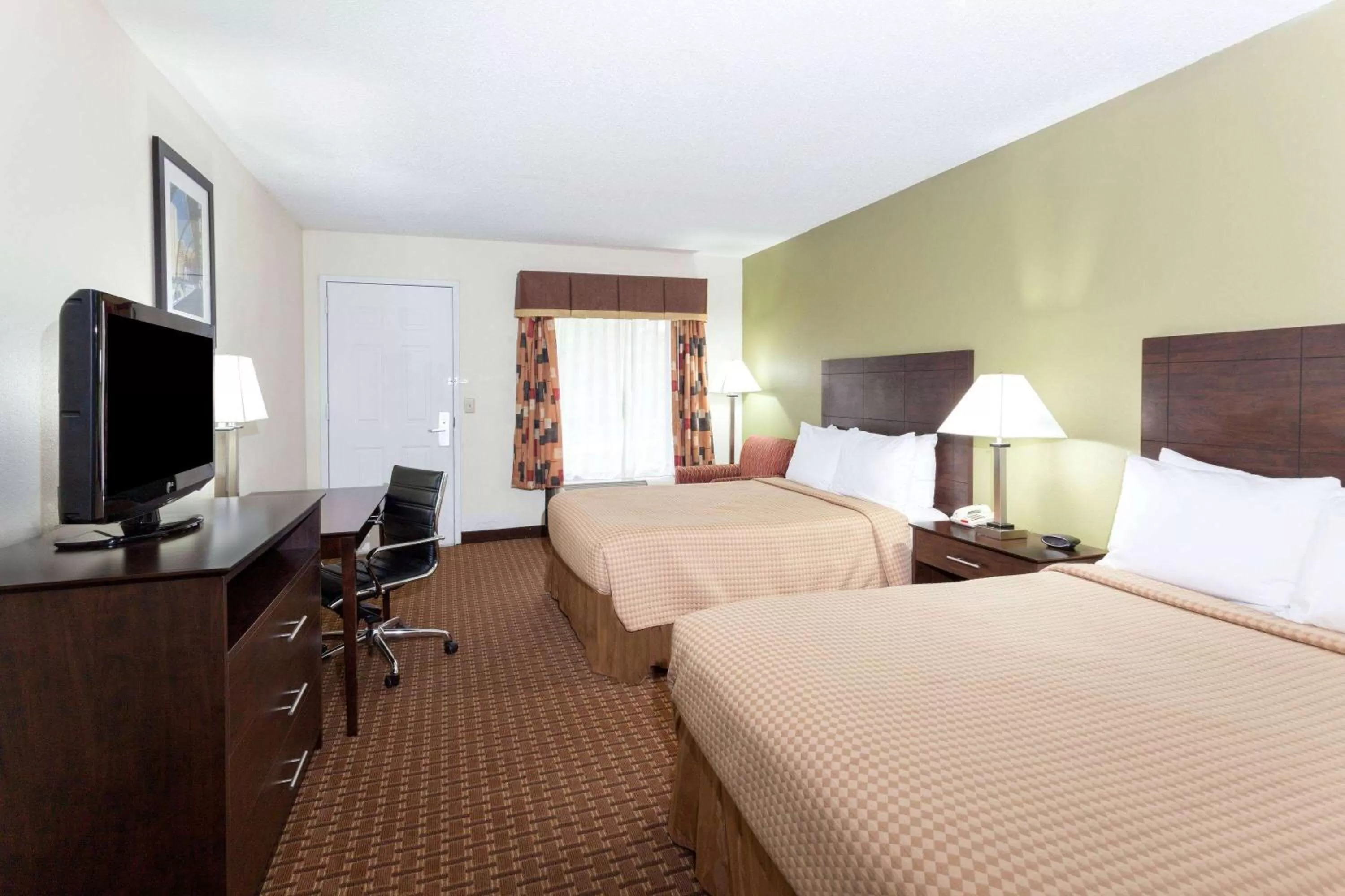 Photo of the whole room, Bed in Super 8 by Wyndham Decatur/Dntn/Atlanta Area