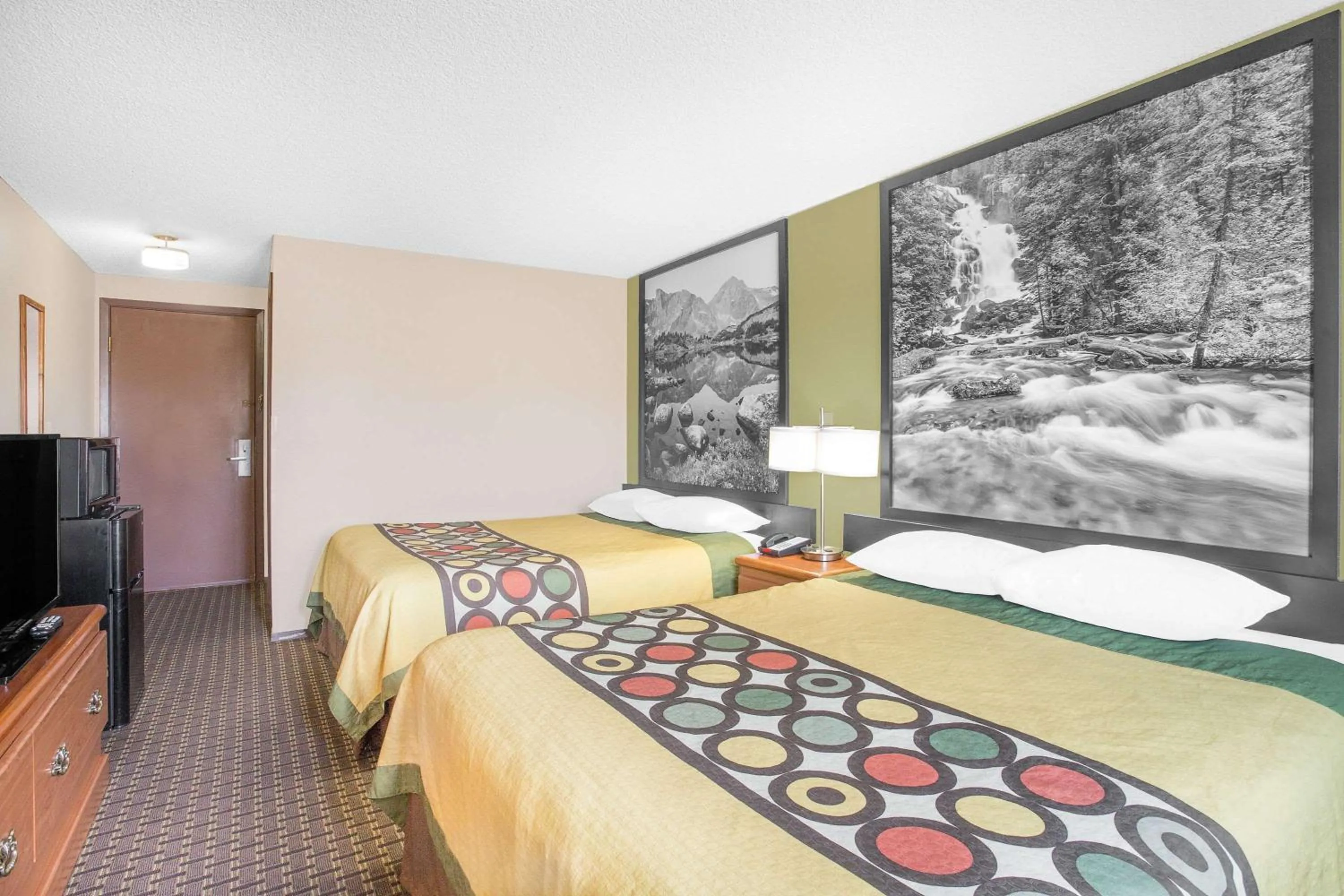 Photo of the whole room, Bed in Super 8 by Wyndham Riverton