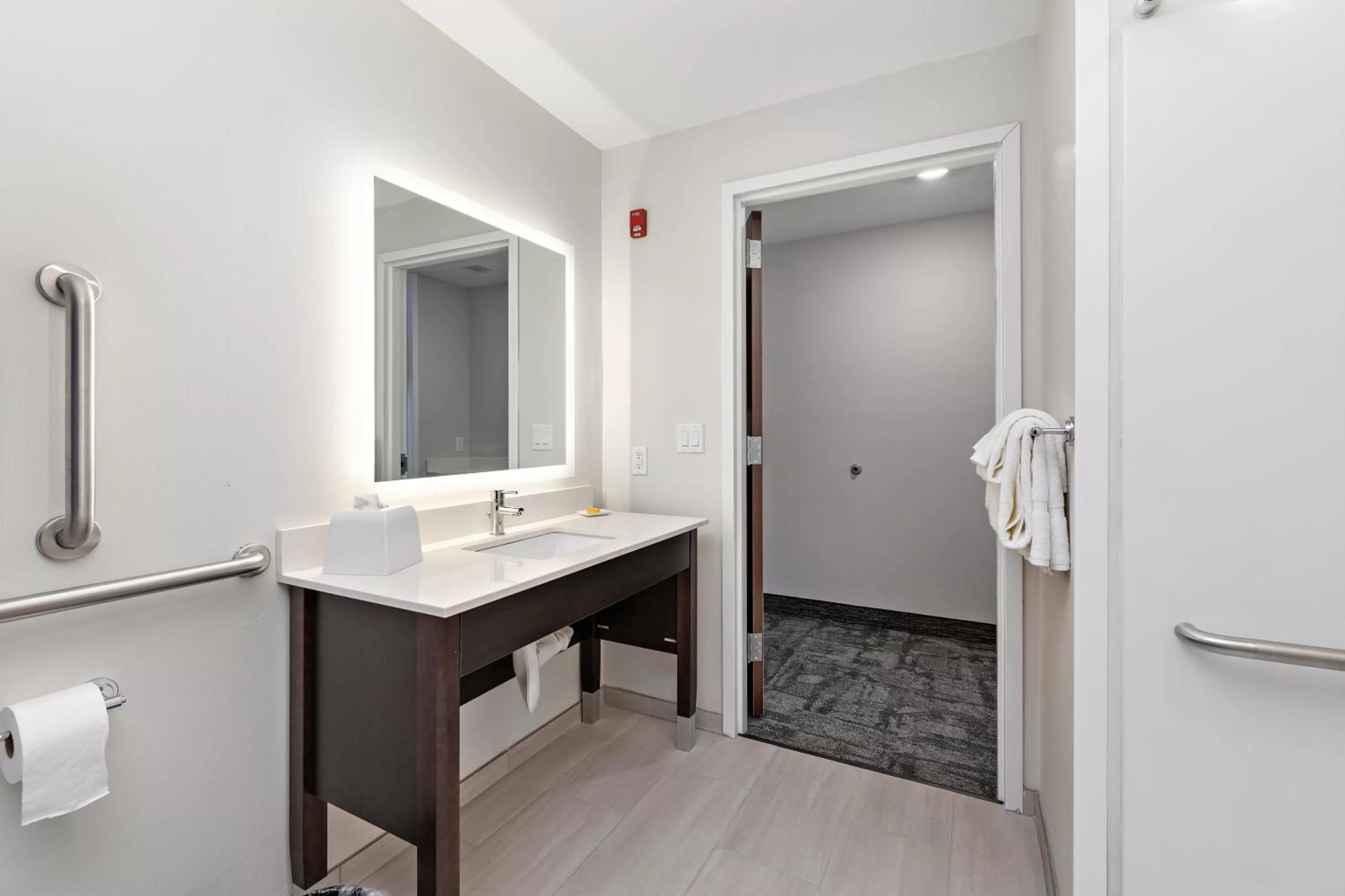 Bathroom in Holiday Inn Express Kansas City North Parkville by IHG