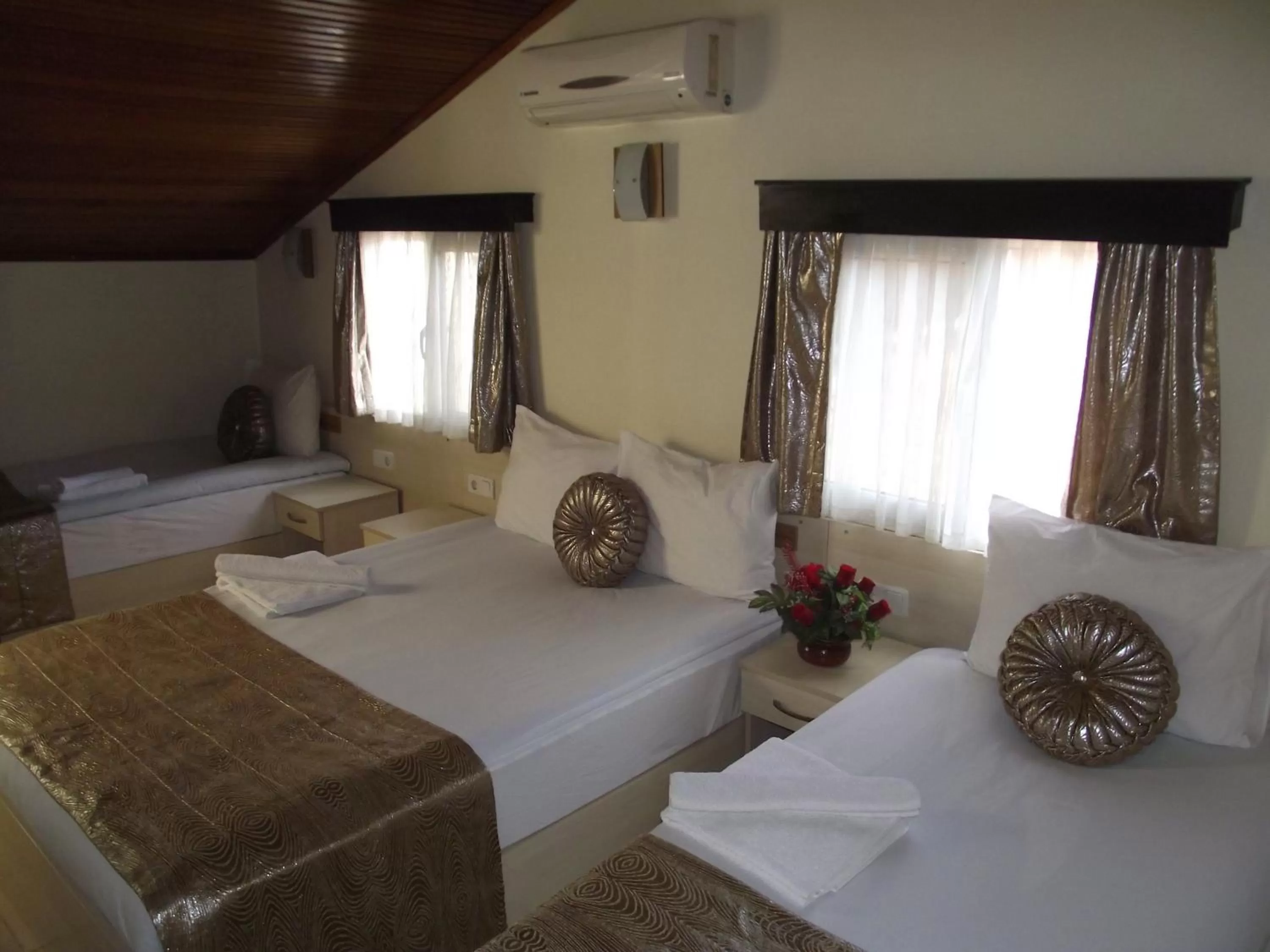 Photo of the whole room, Bed in Olimpiyat Hotel Izmir