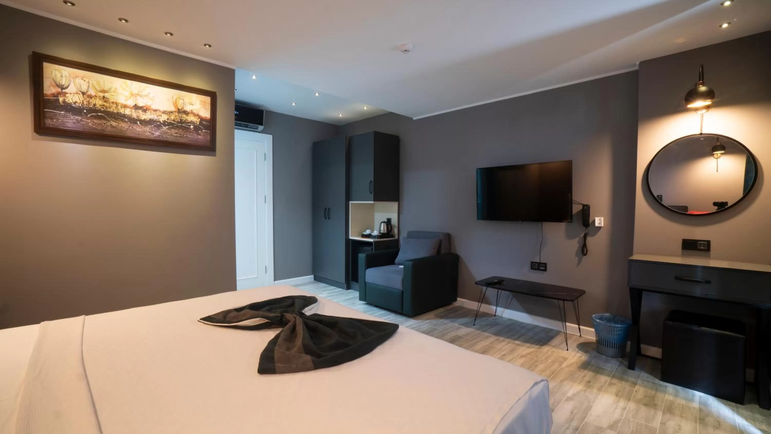 Bed, TV/Entertainment Center in Estera Hotel Silent