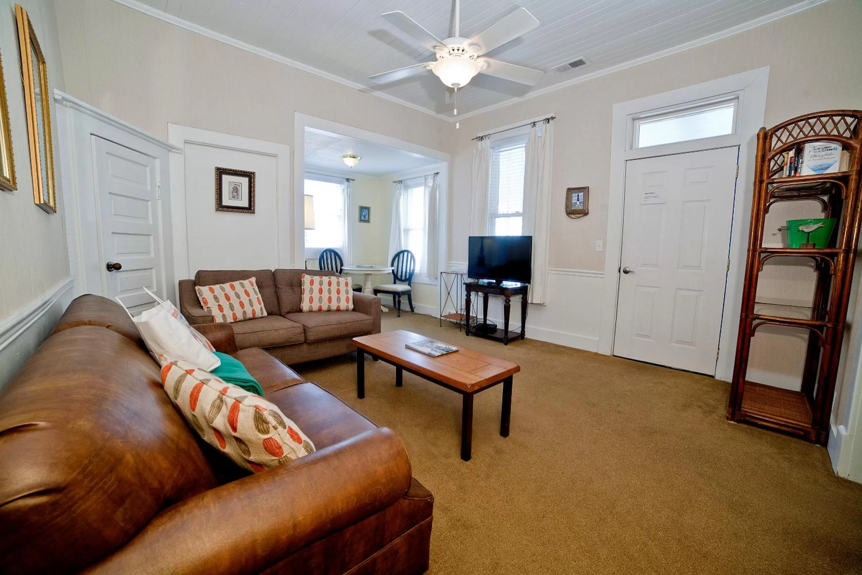 Seating Area in Georgianne Inn & Suites check in 212 Bulter Ave