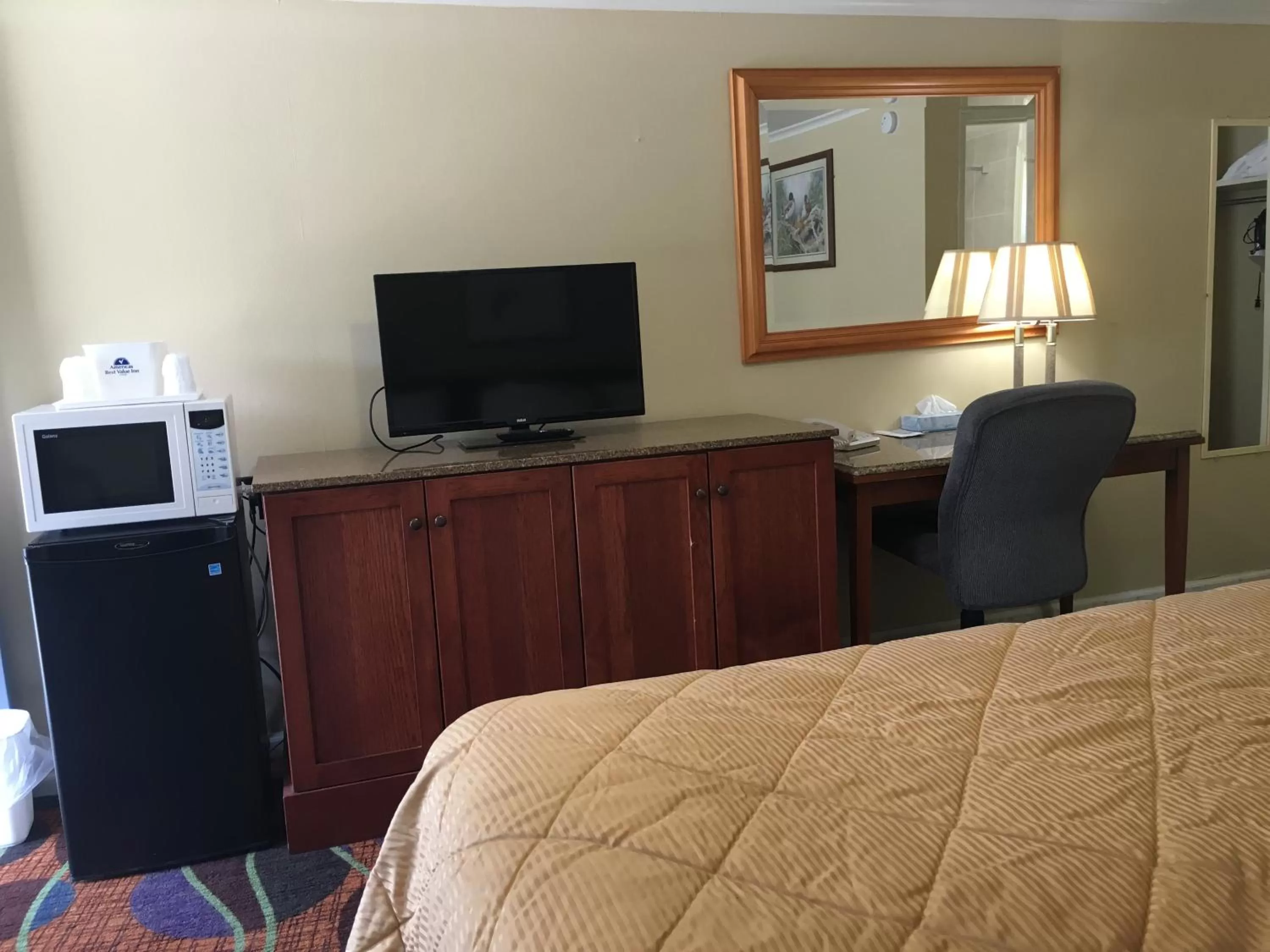 TV and multimedia, TV/Entertainment Center in colony motel Jamestown