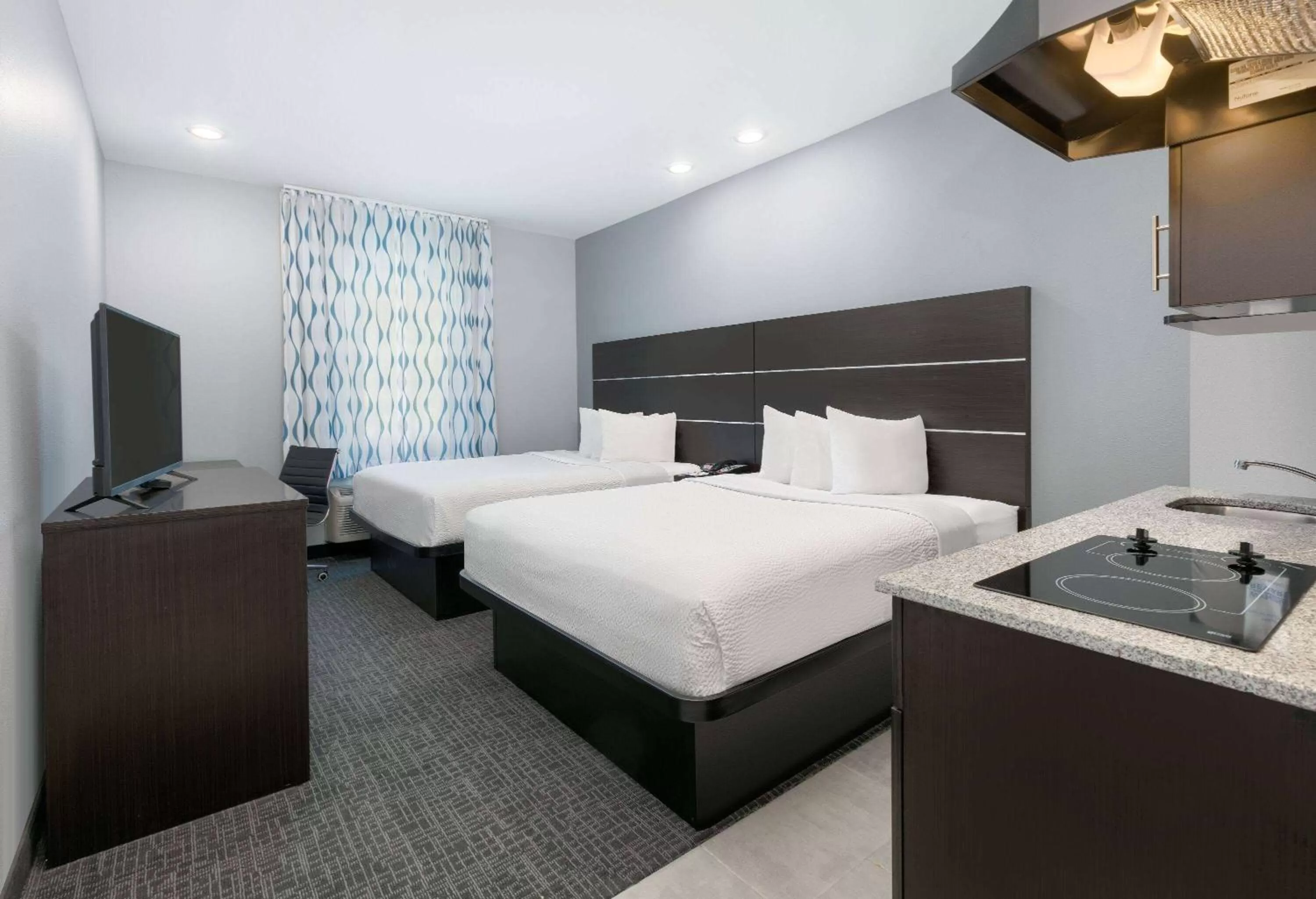 Photo of the whole room, Bed in Days Inn by Wyndham Zachary LA