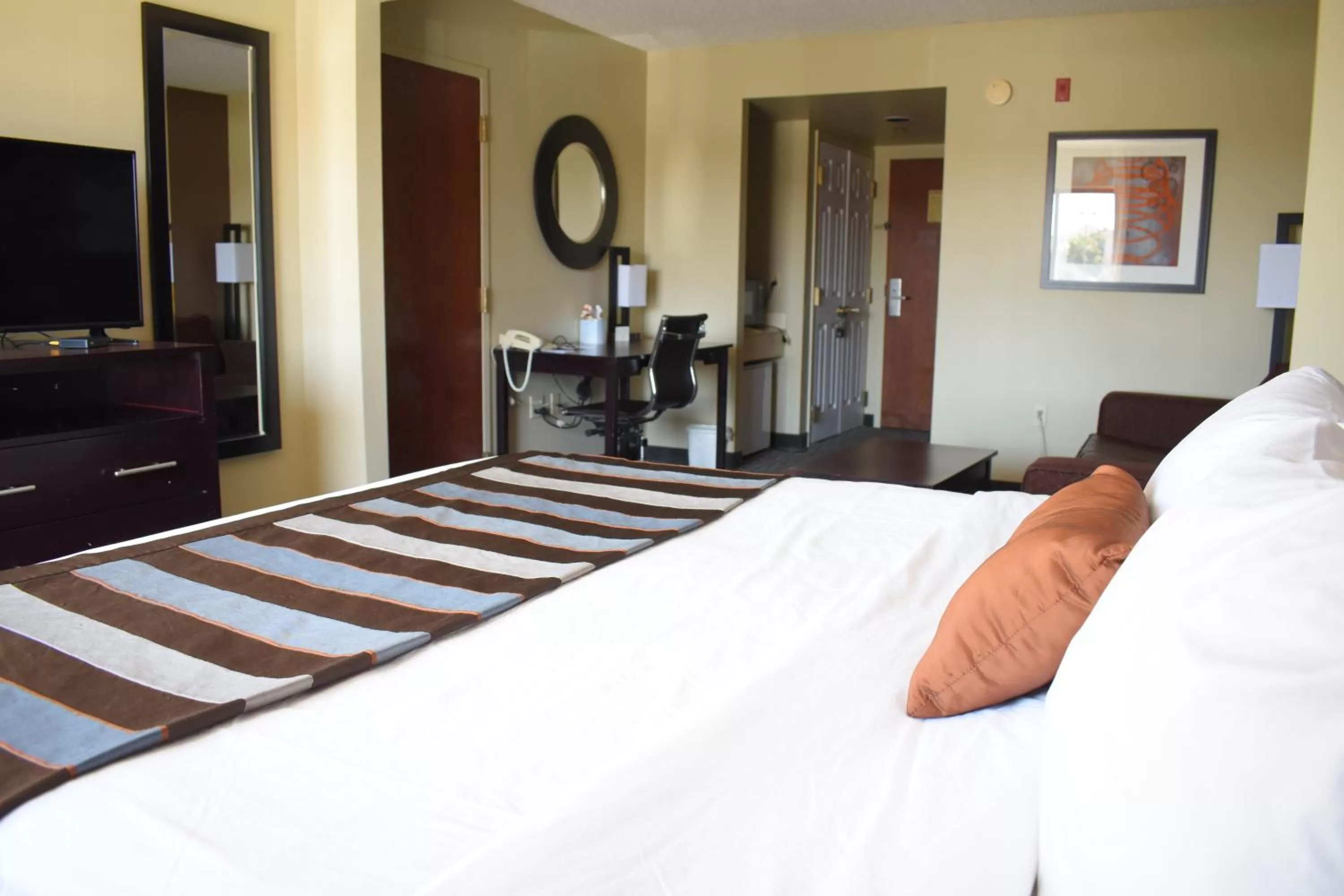 Photo of the whole room, Bed in Wingate by Wyndham Oklahoma City Airport