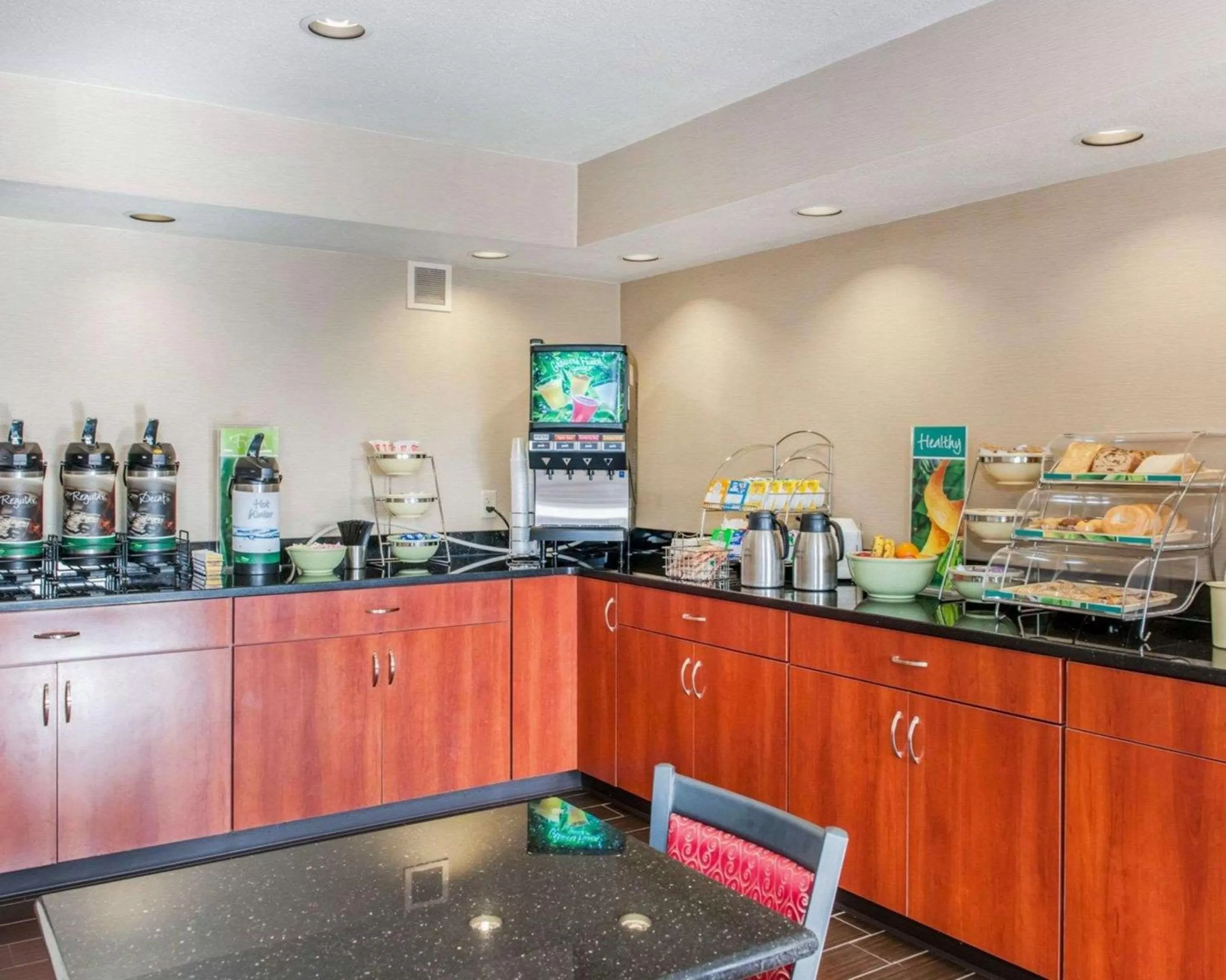 Restaurant/places to eat in Quality Inn Effingham North