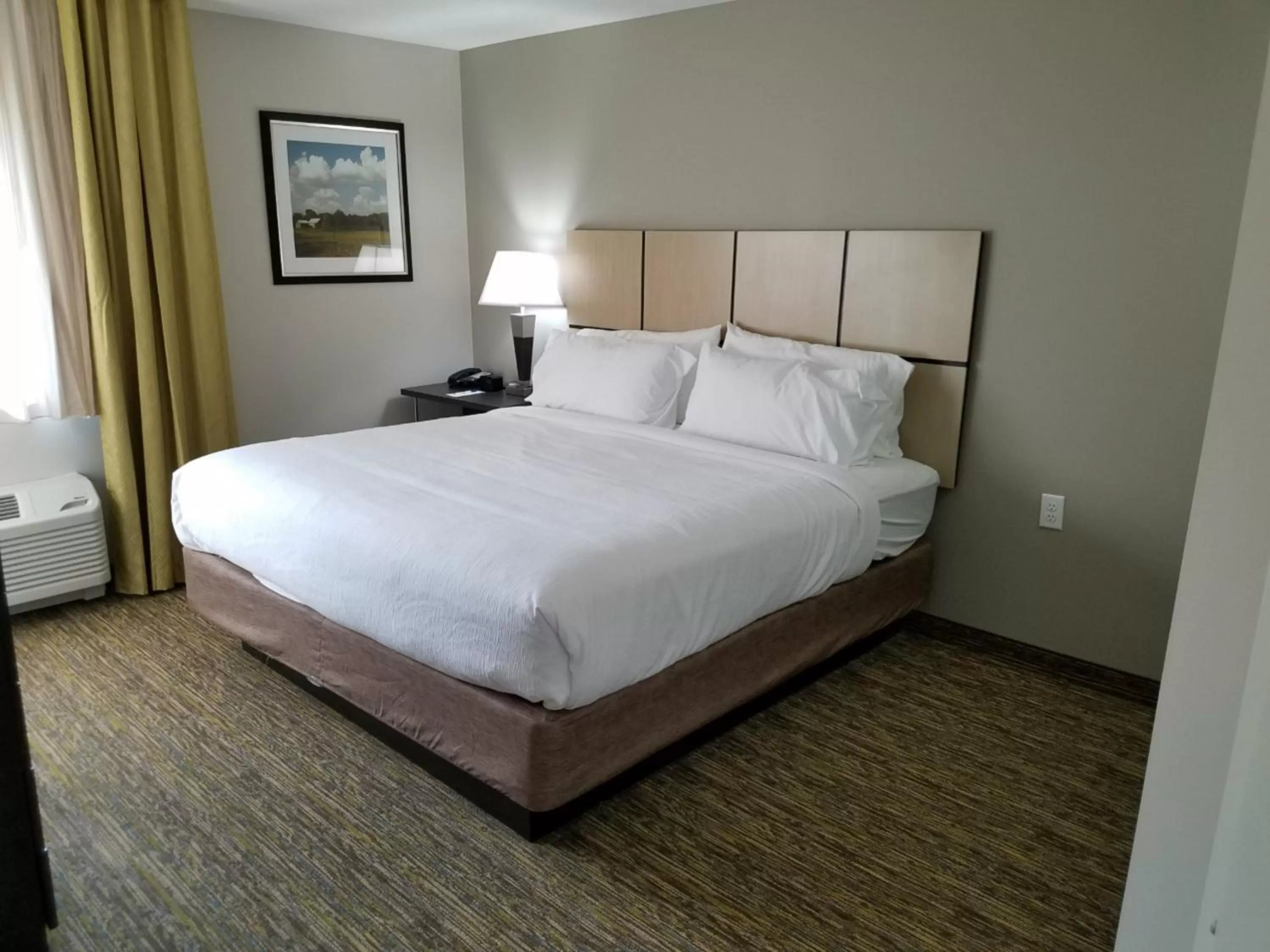 Photo of the whole room, Bed in Candlewood Suites Independence by IHG