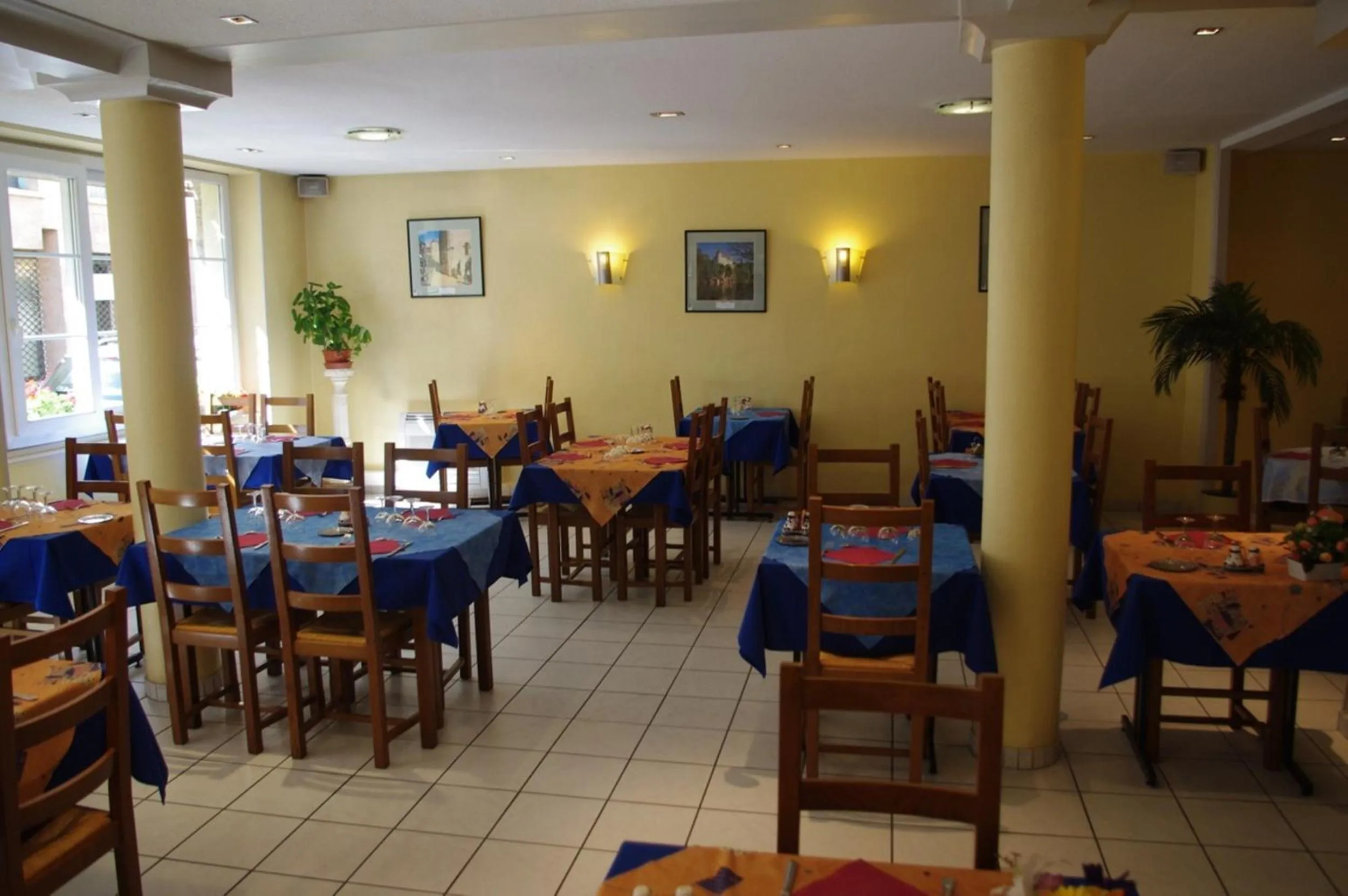 Restaurant/places to eat in Hotel de Bordeaux