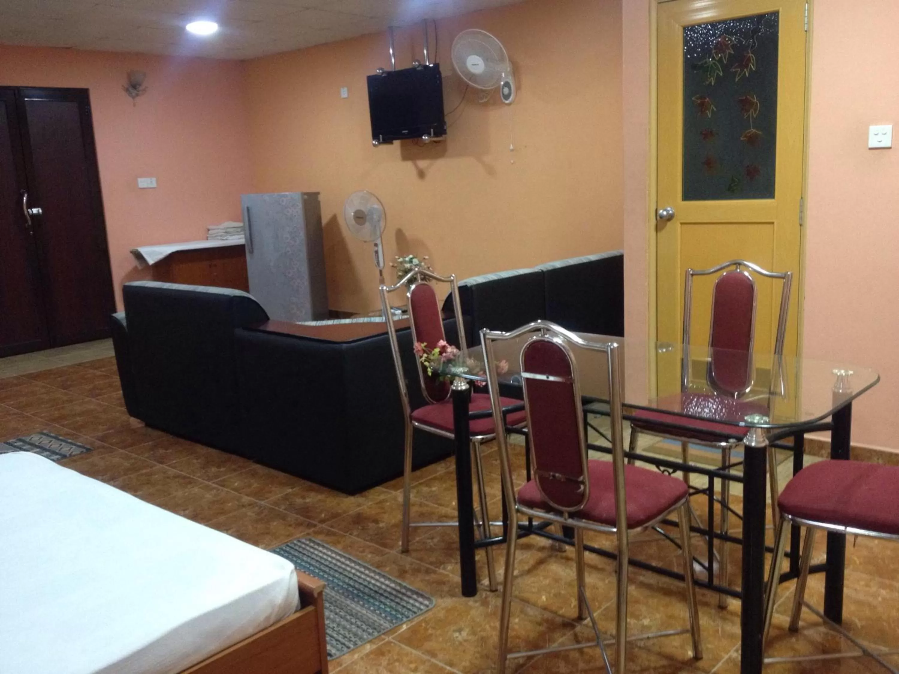 Photo of the whole room in Sunshine Hotel