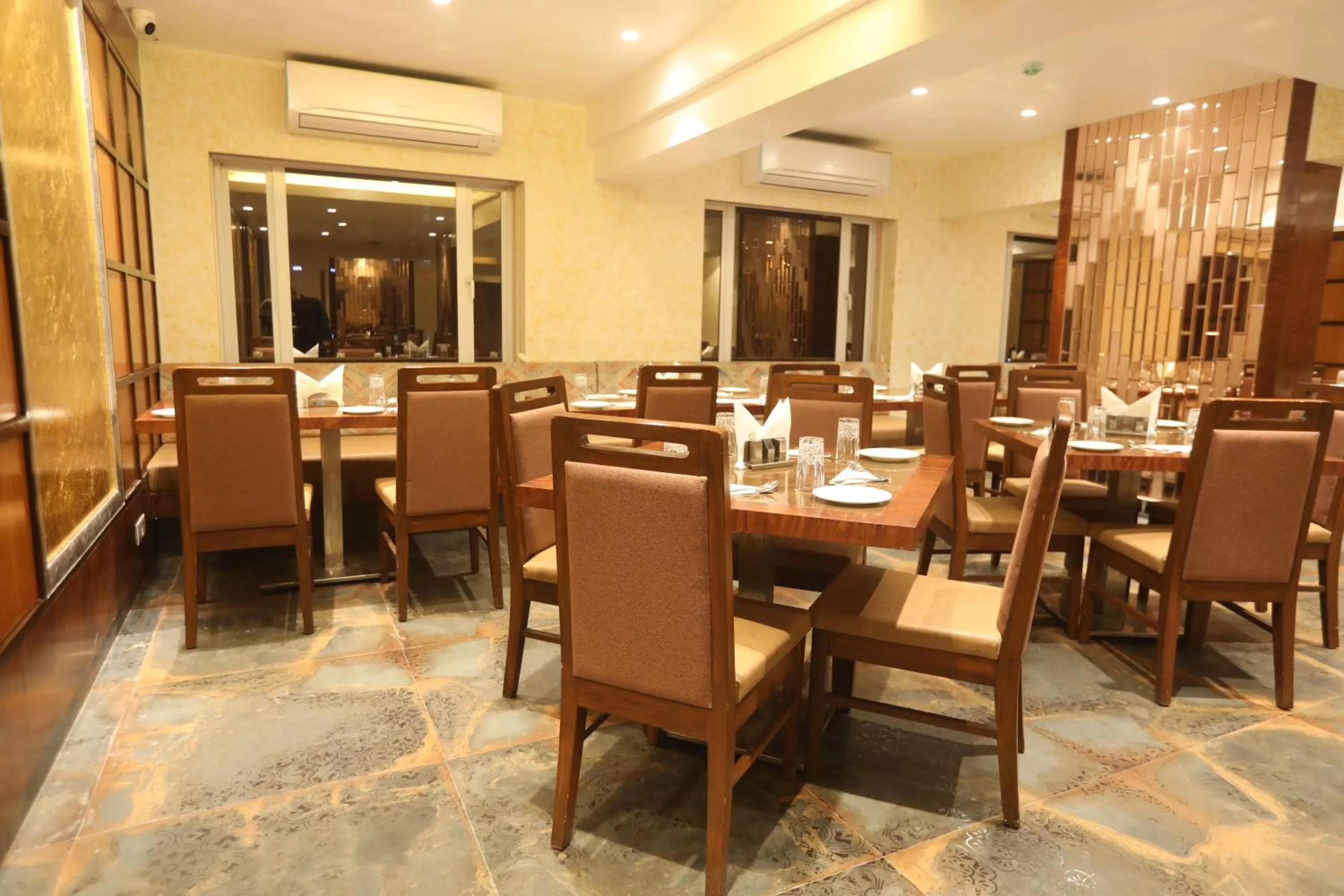 Restaurant/places to eat in Hotel Cliffton