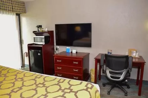 Coffee/tea facilities, Bed in Baymont by Wyndham Michigan City