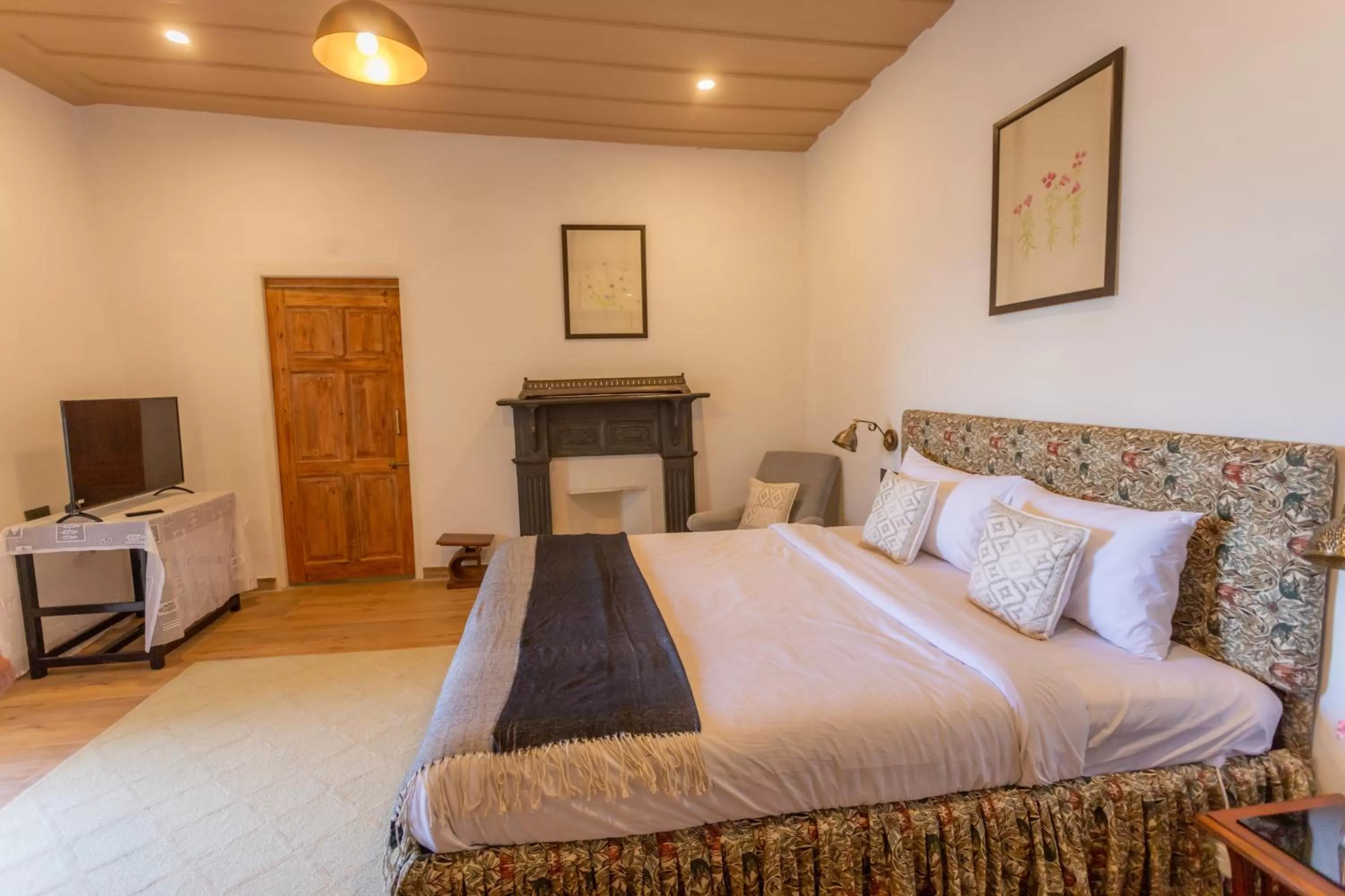 Photo of the whole room, Bed in Seclude Shimla, Taraview