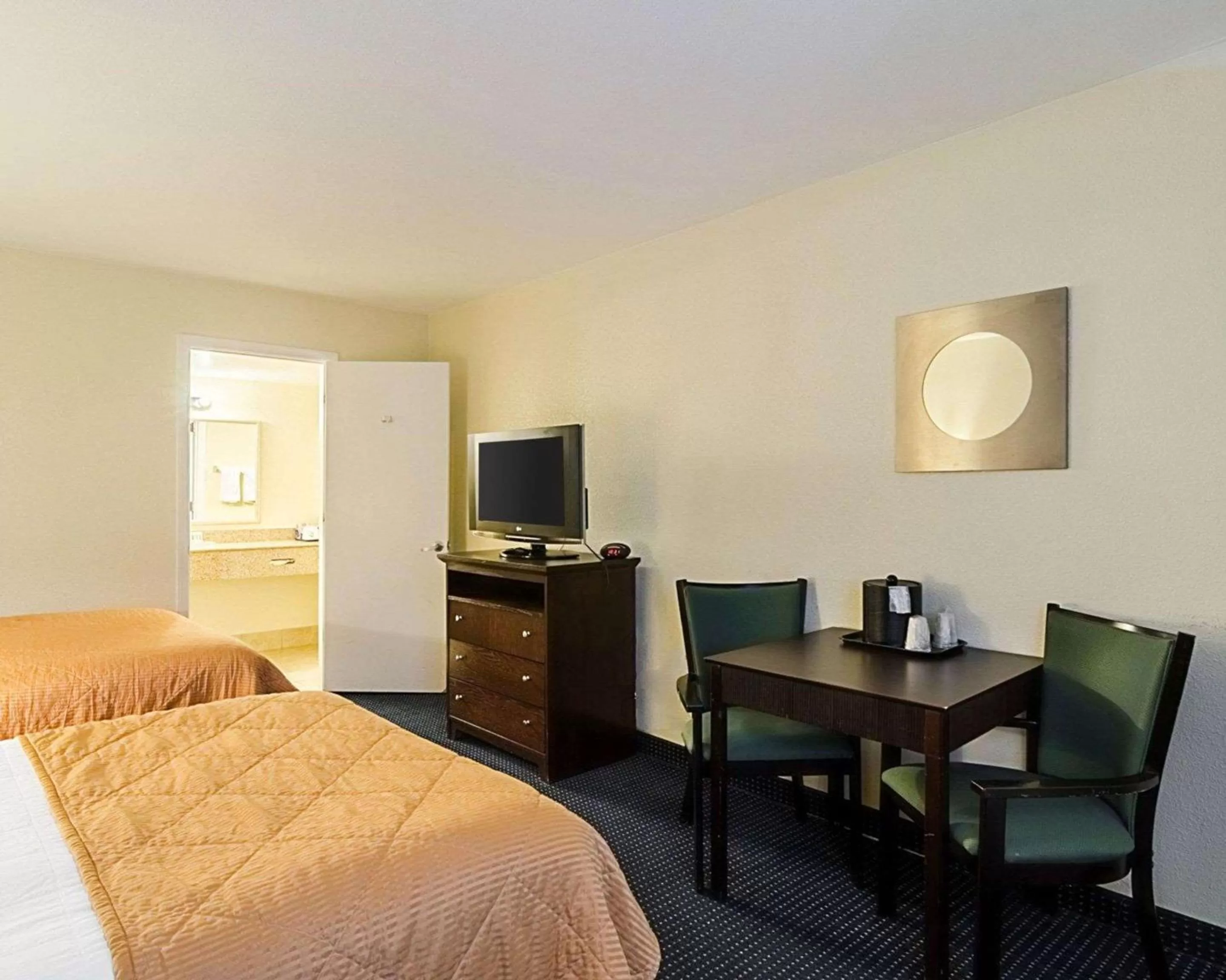 Photo of the whole room, Bed in Rodeway Inn & Suites Williamsburg Central