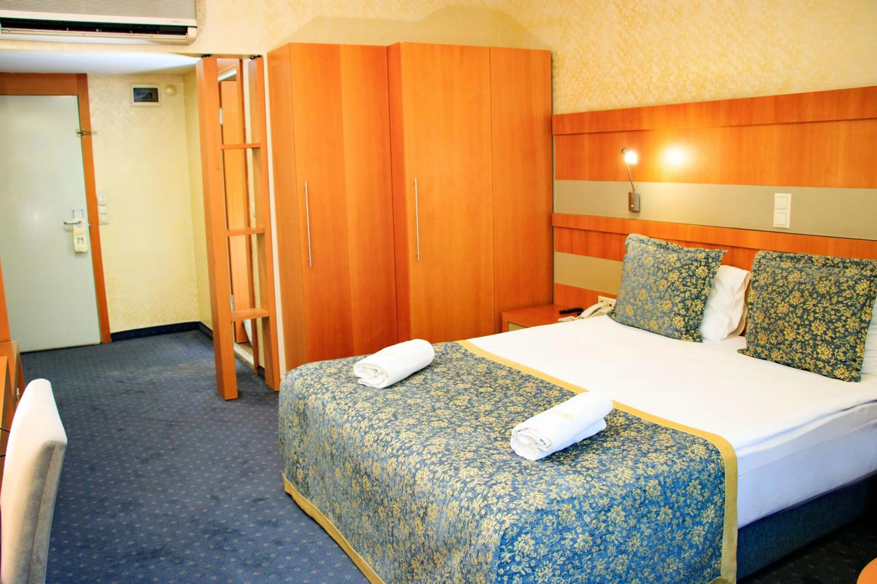 bunk bed, Bed in Burcman Hotel