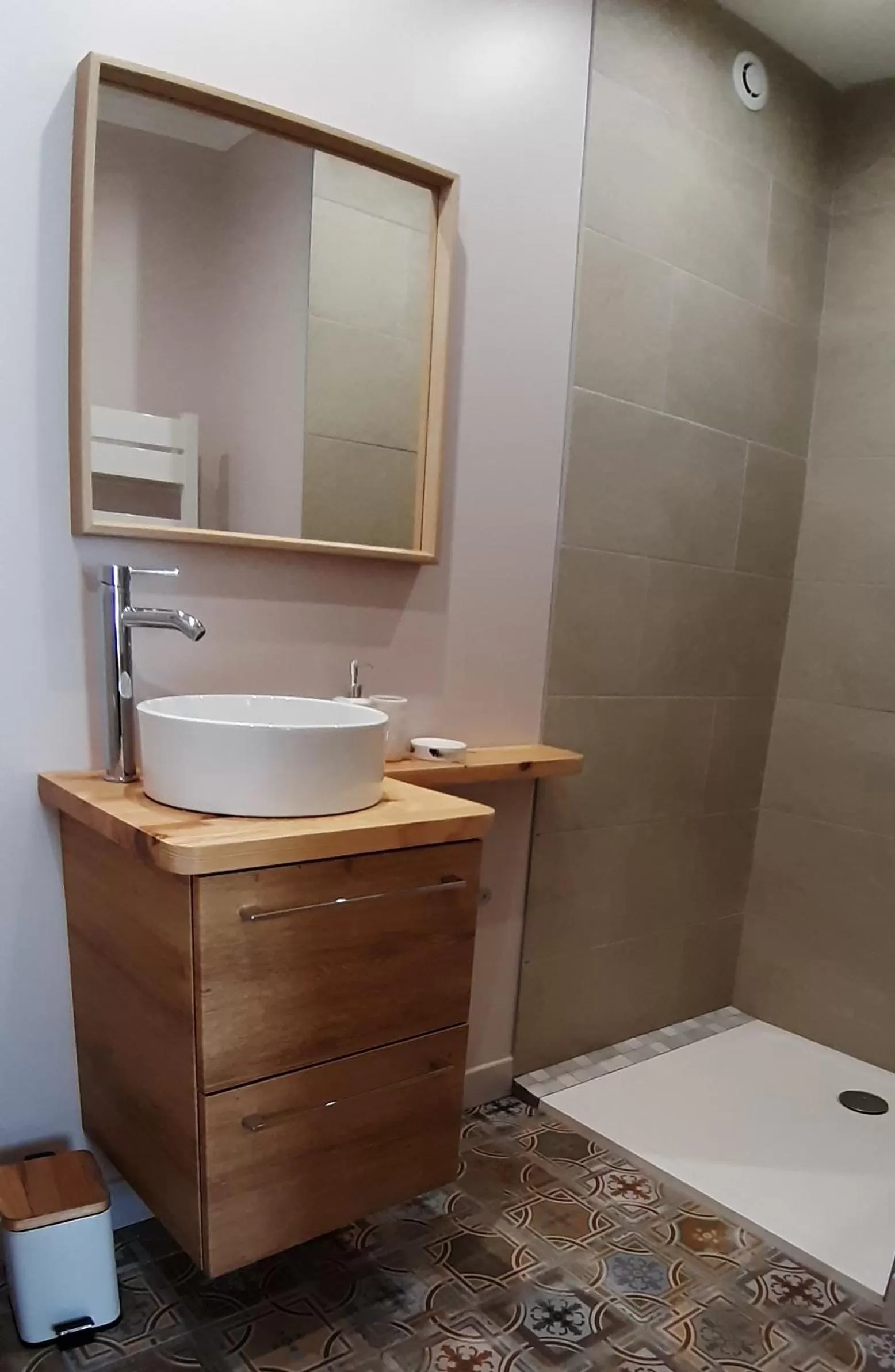 Shower, Bathroom in A L'OMBRE DE LA TREILLE -Proche Saint-Emilion