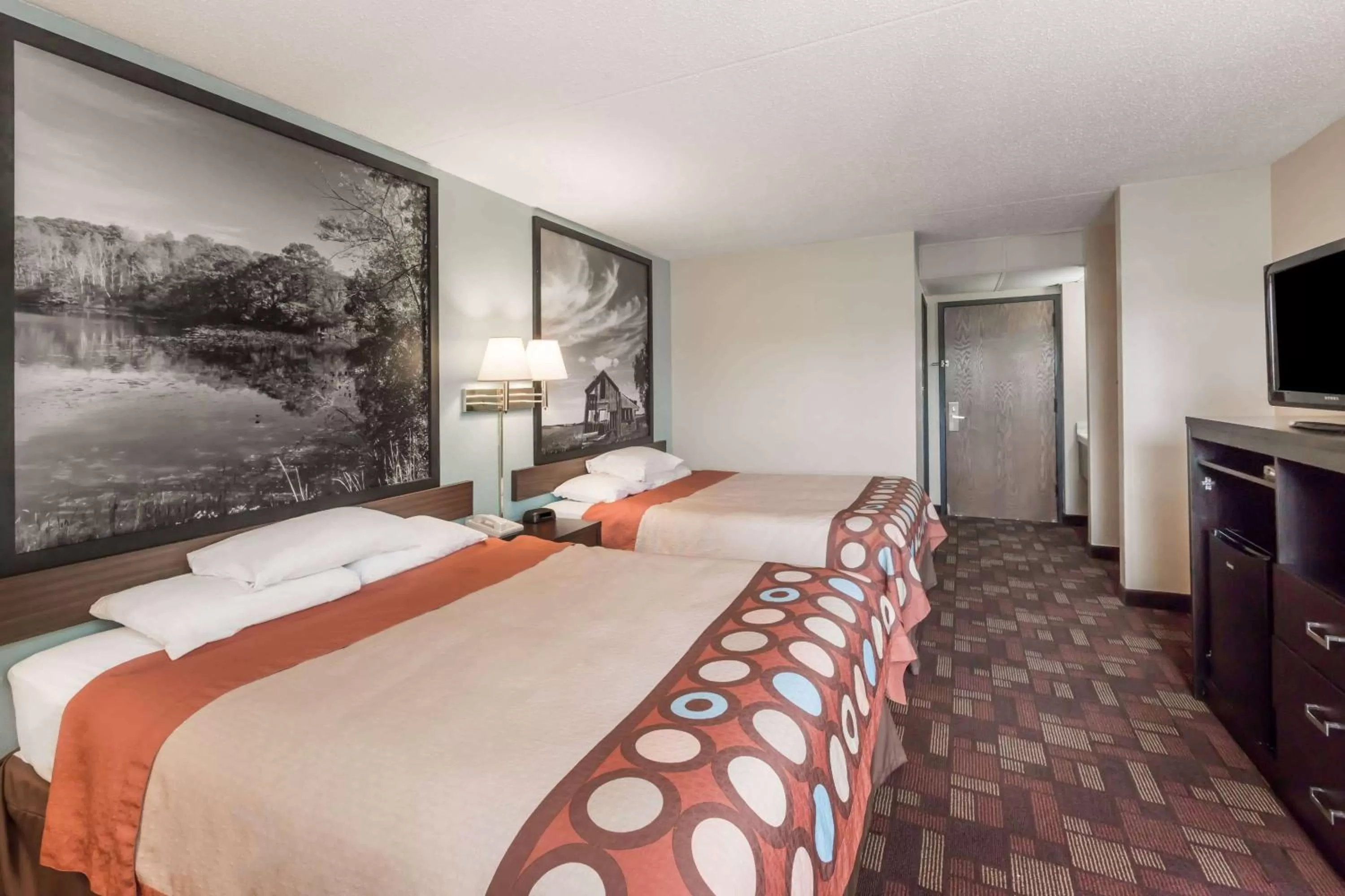 Photo of the whole room, Bed in Super 8 by Wyndham Luverne