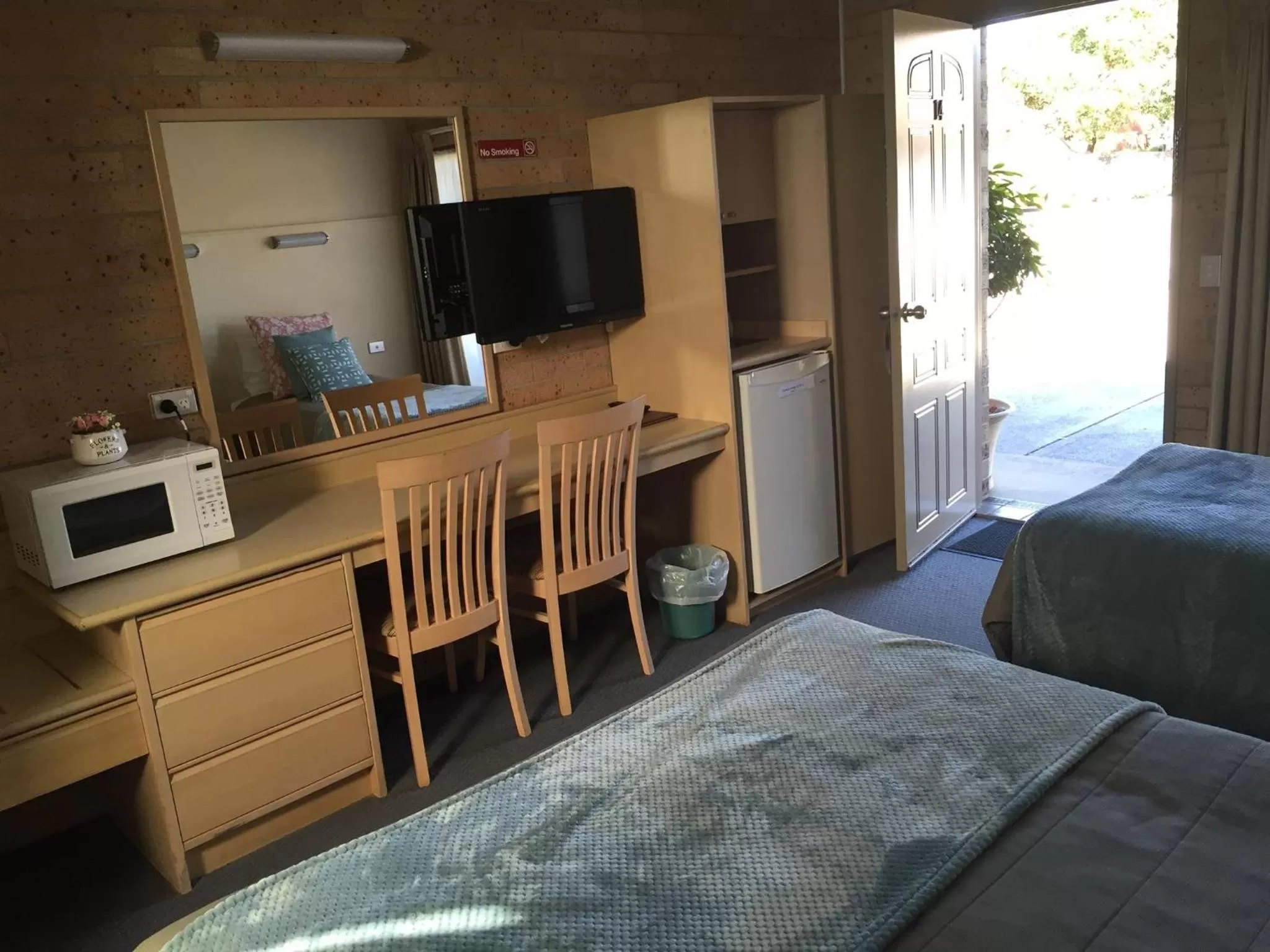 Day, Bed in Marriott Park Motel