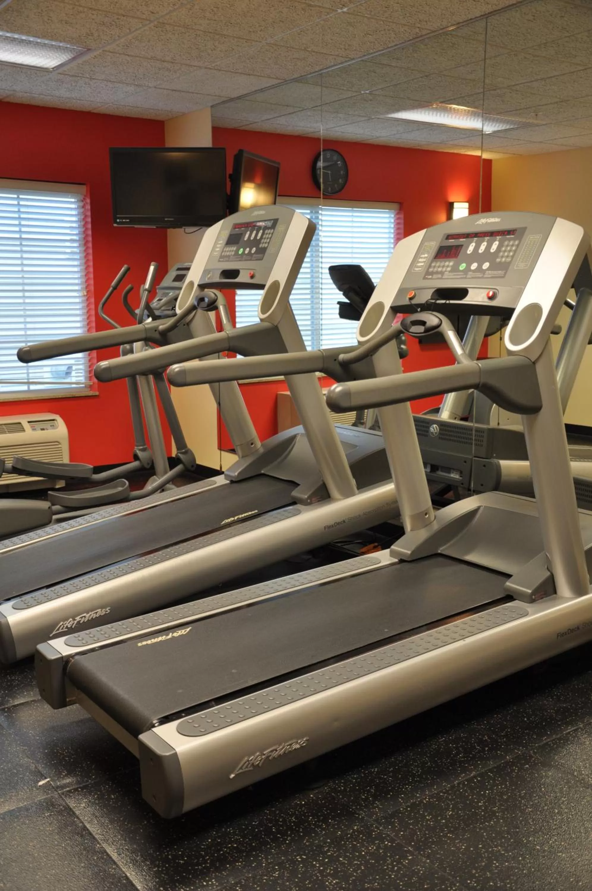 Fitness centre/facilities in Country Inn & Suites by Radisson, Covington, LA