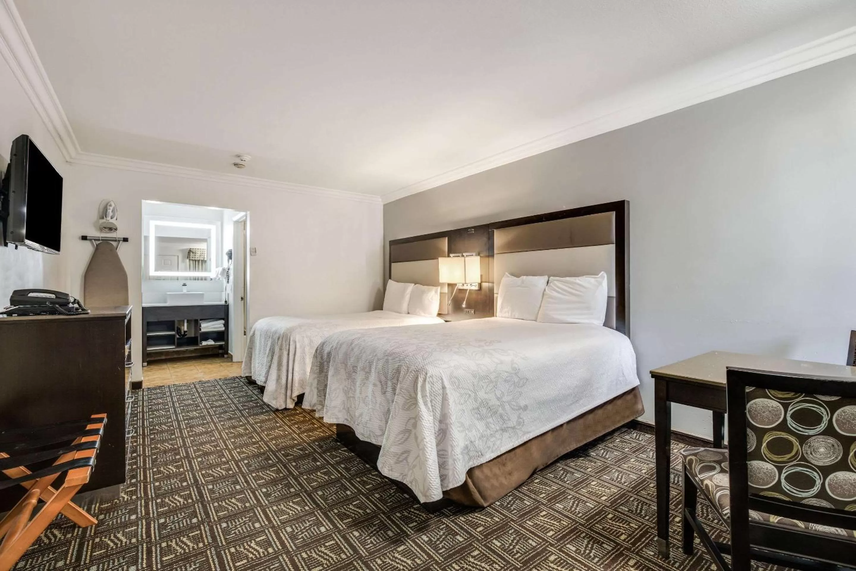 Photo of the whole room, Bed in Rodeway Inn Old Town Temecula