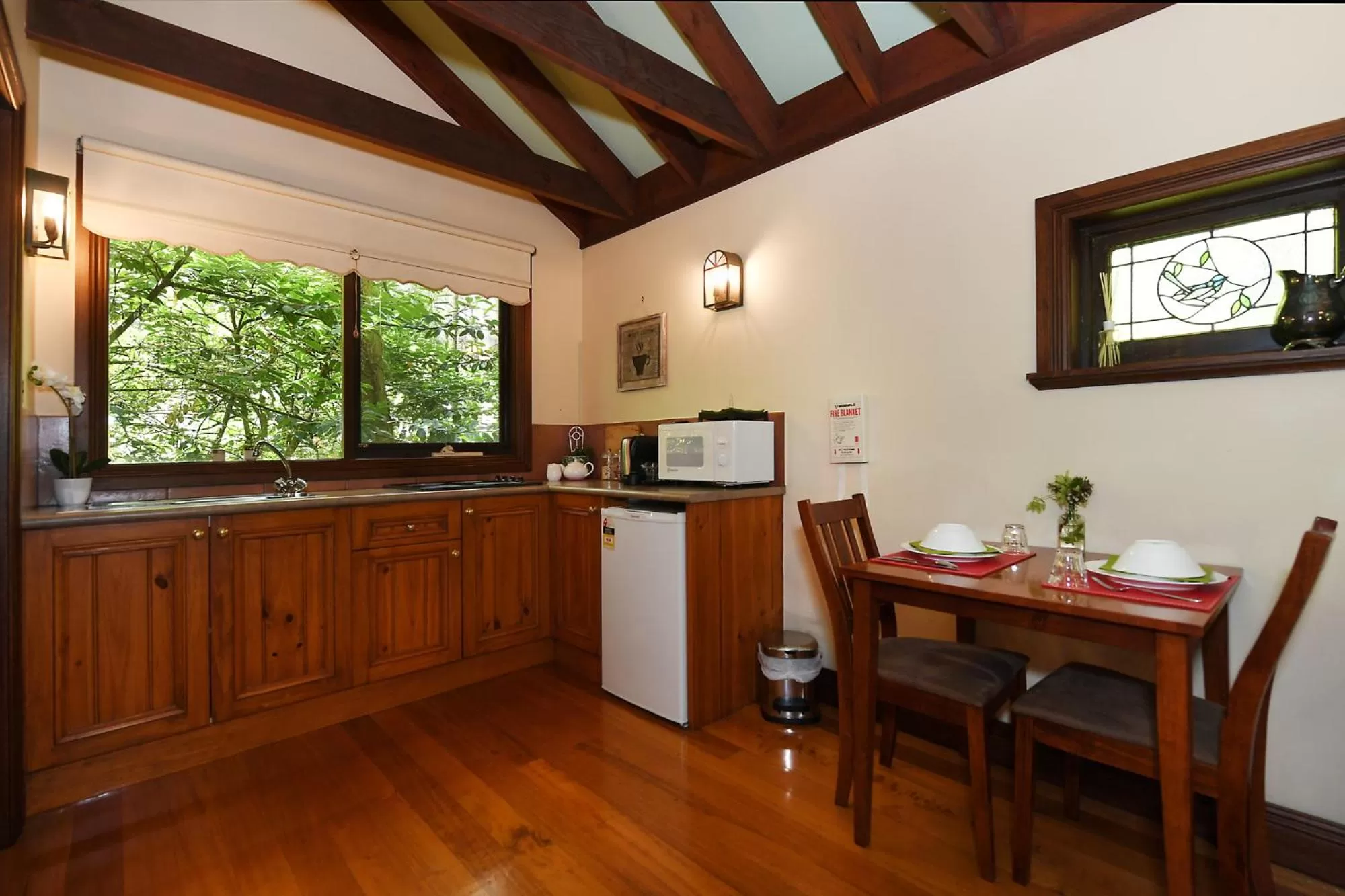 Kitchen or kitchenette in Cambridge Cottages