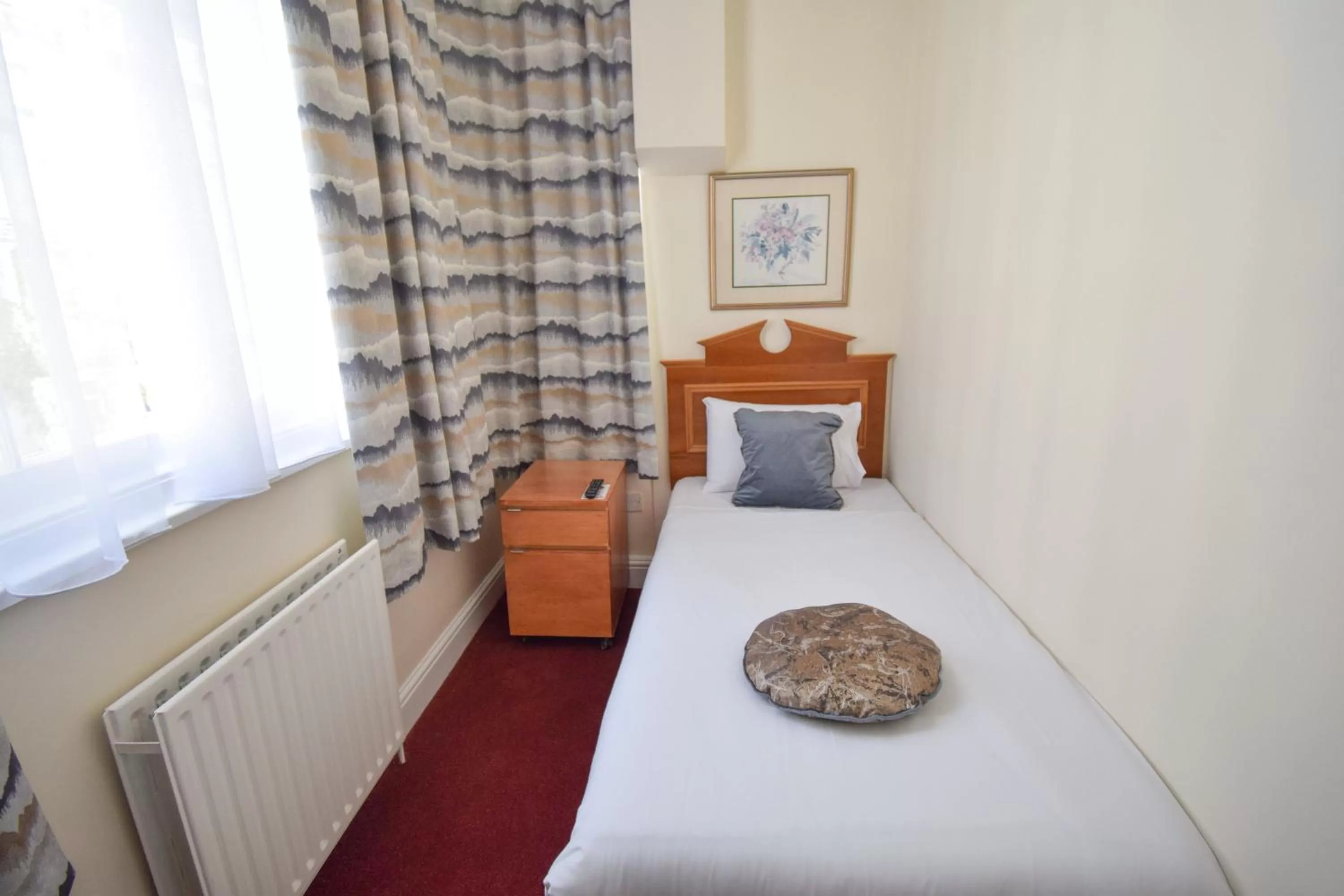 Bed in Pembridge Palace Hotel