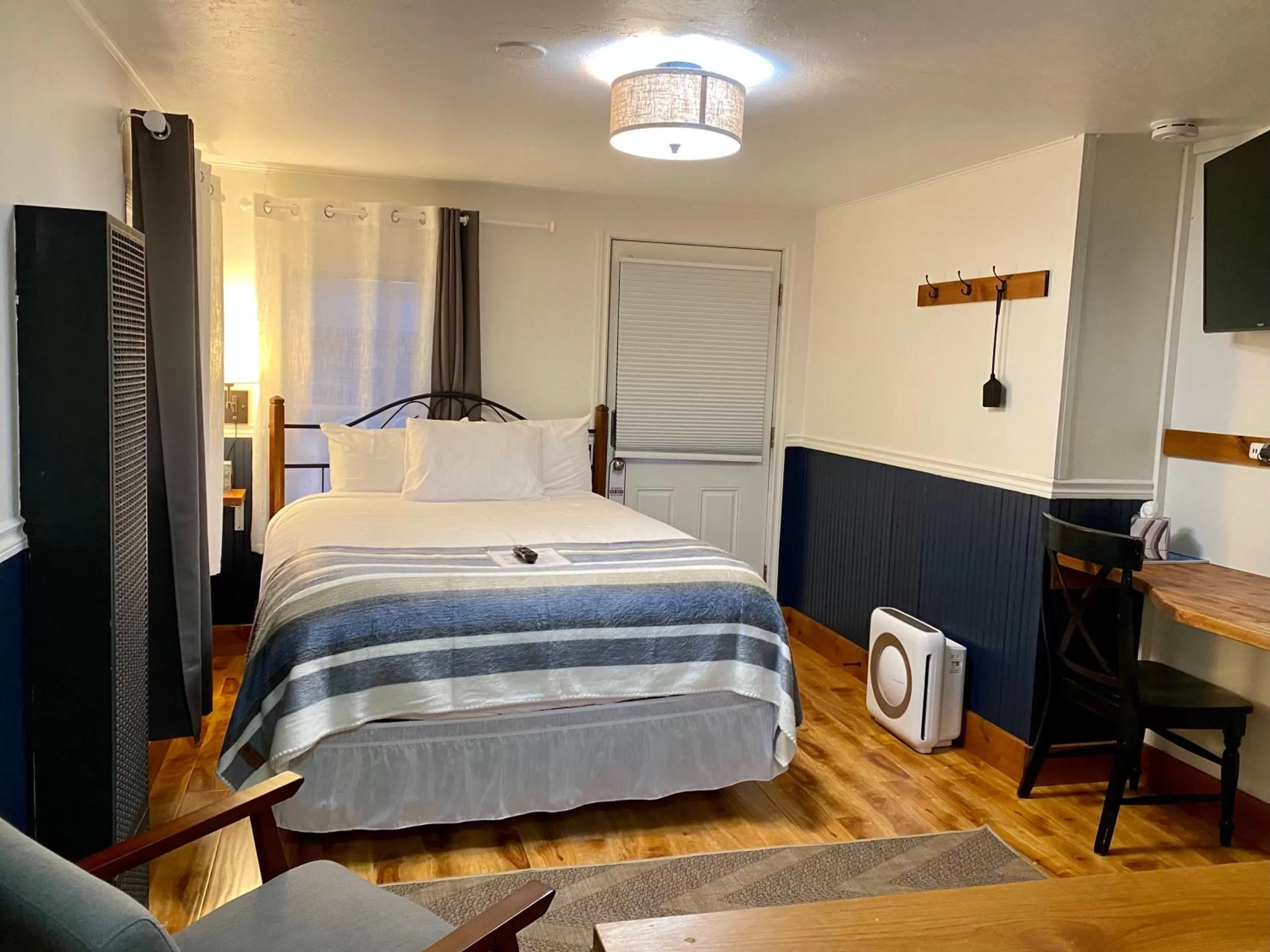 Queen Room in Left Coast Lodge - Pet Friendly