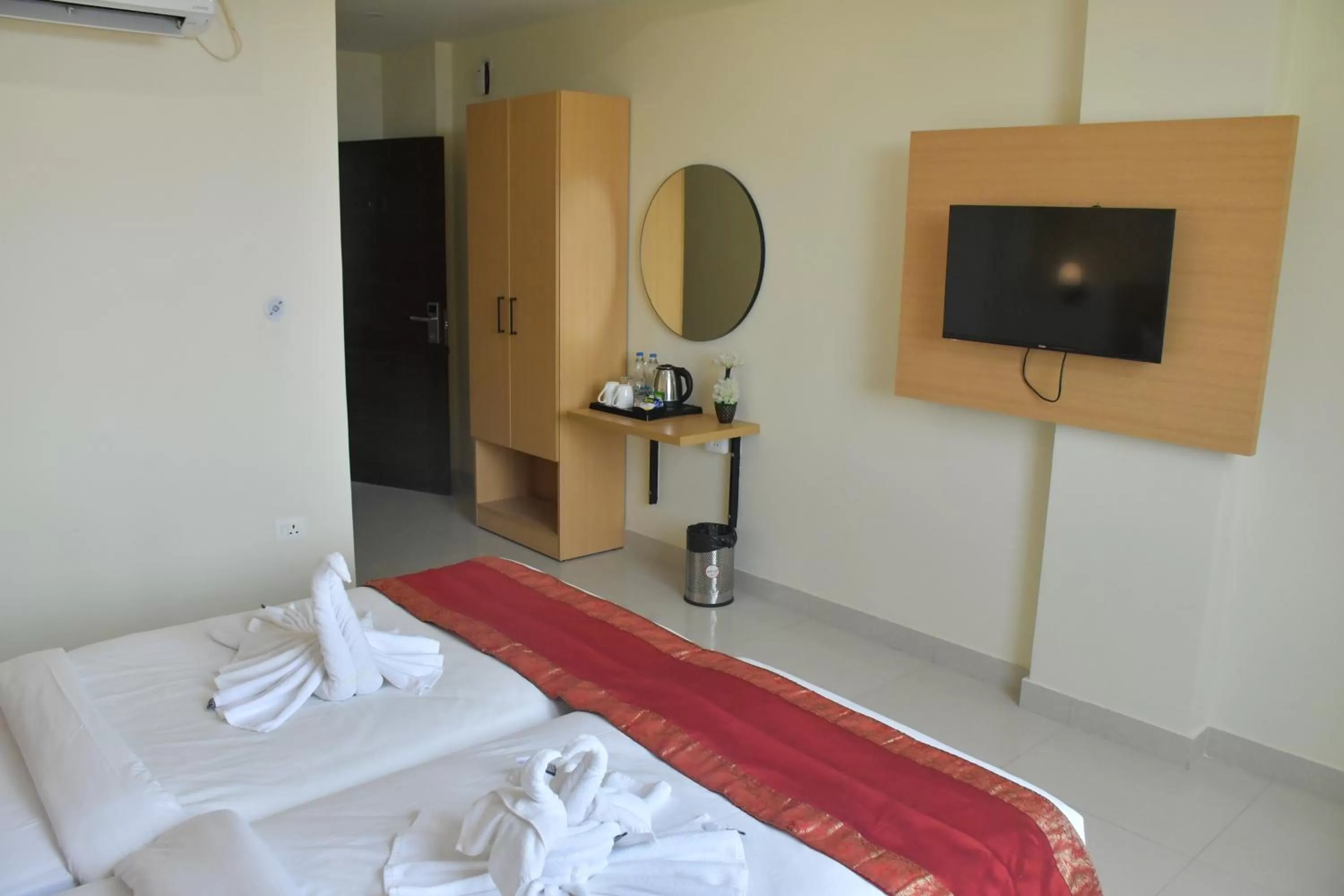 Bed in Hotel Yatharth Inn