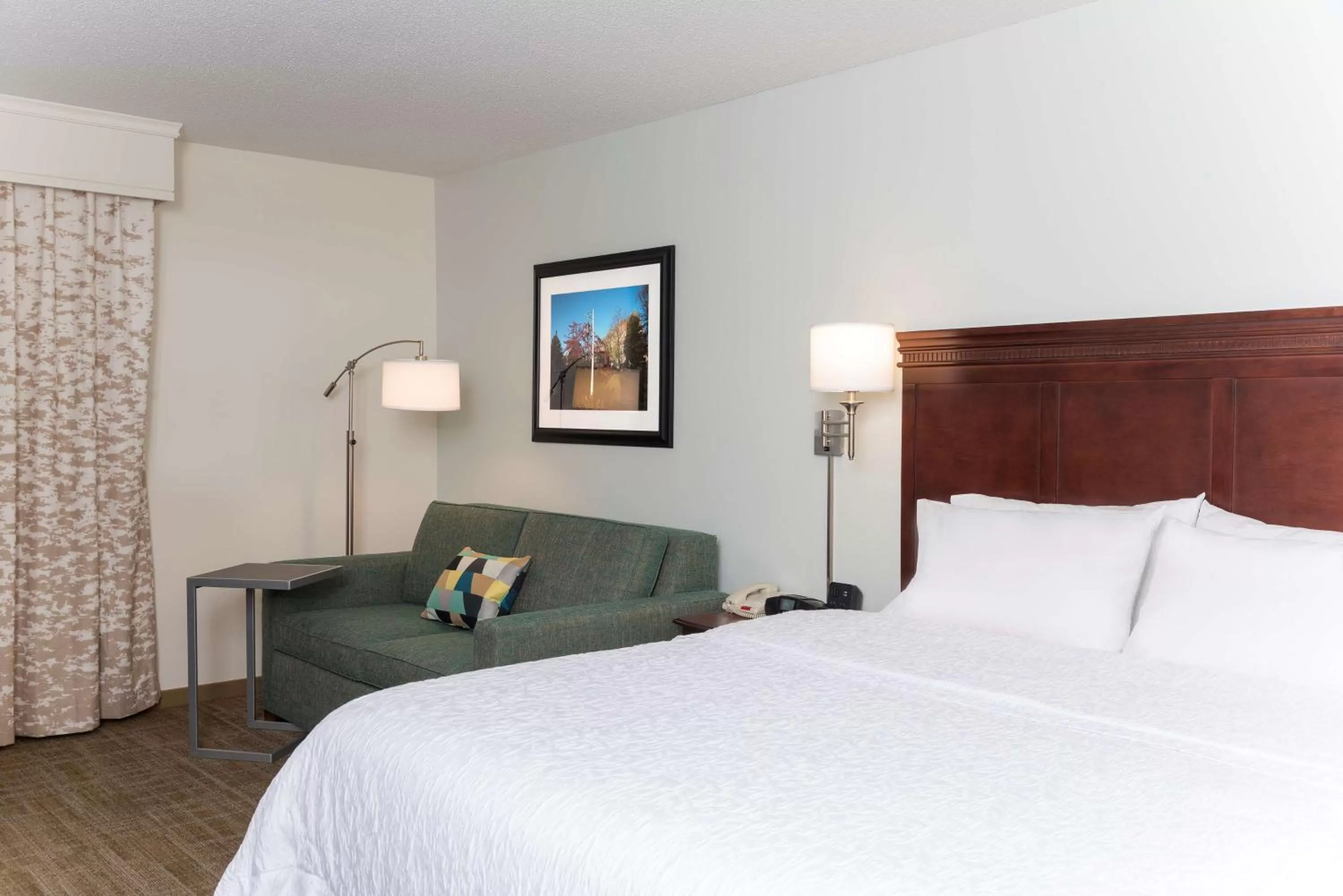 Living room, Bed in Hampton Inn East Lansing