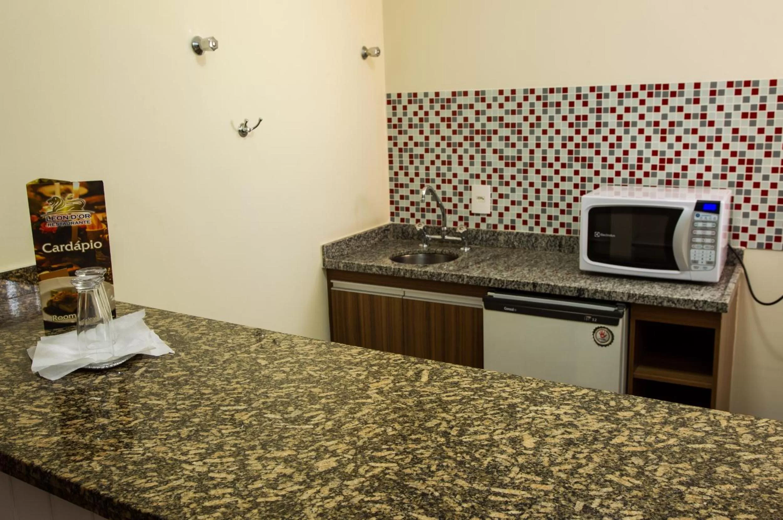 minibar in LEON PARK HOTEL e CONVENÇÕES - Melhor Custo Benefício