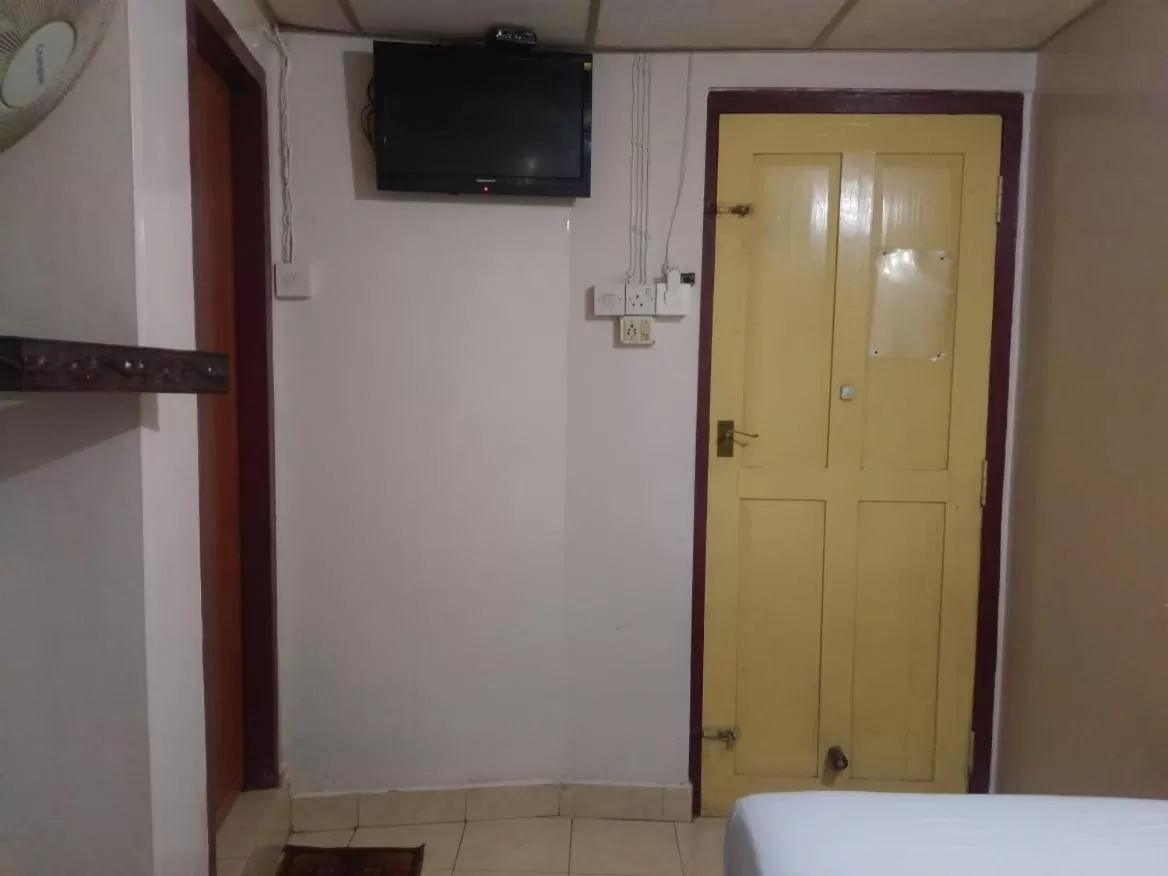 TV/Entertainment Center in Anandan Tourist Home