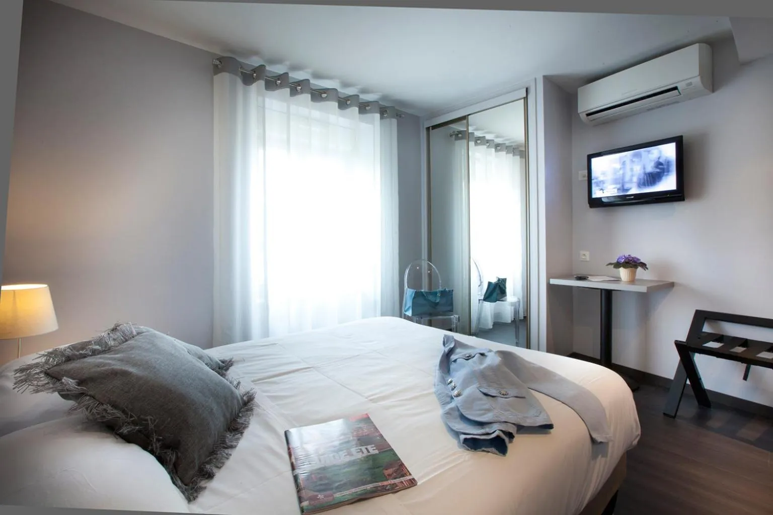 TV and multimedia, Bed in Logis Hotel - Restaurant - Spa - Le Relais de Farrou