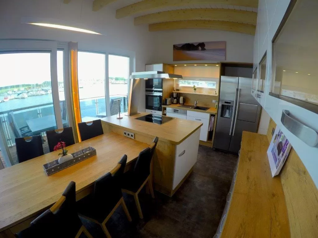 Kitchen or kitchenette in Schwimmende Häuser im BALTIC SEA RESORT