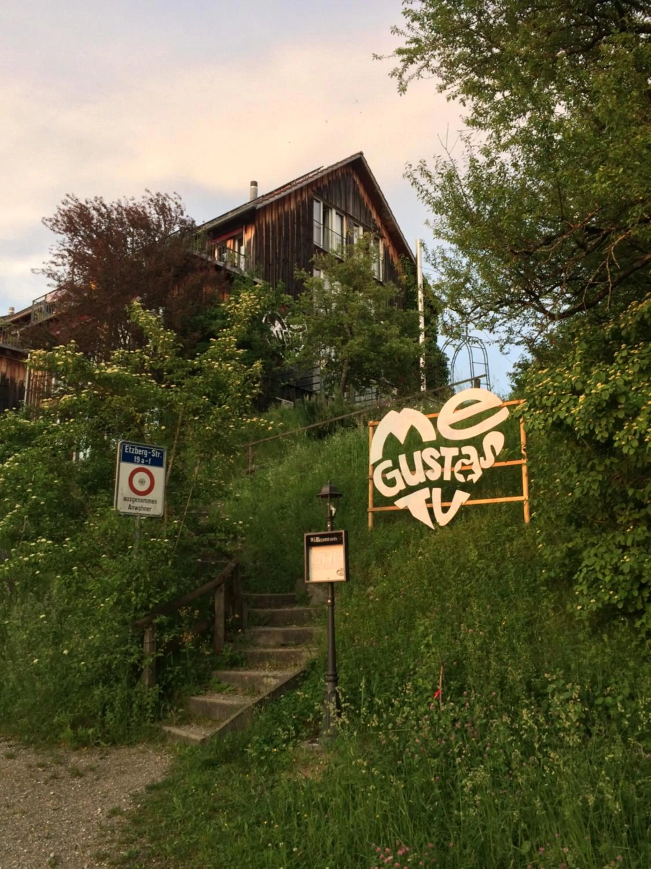 Staff, Property Building in Me Gustas Tu - Séparée