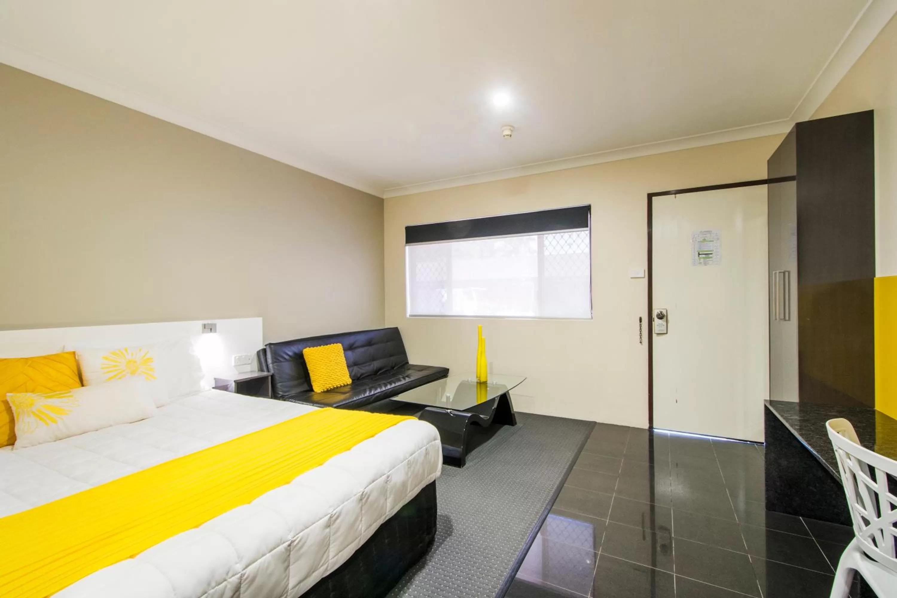 Living room, Bed in Abbey Motor Inn