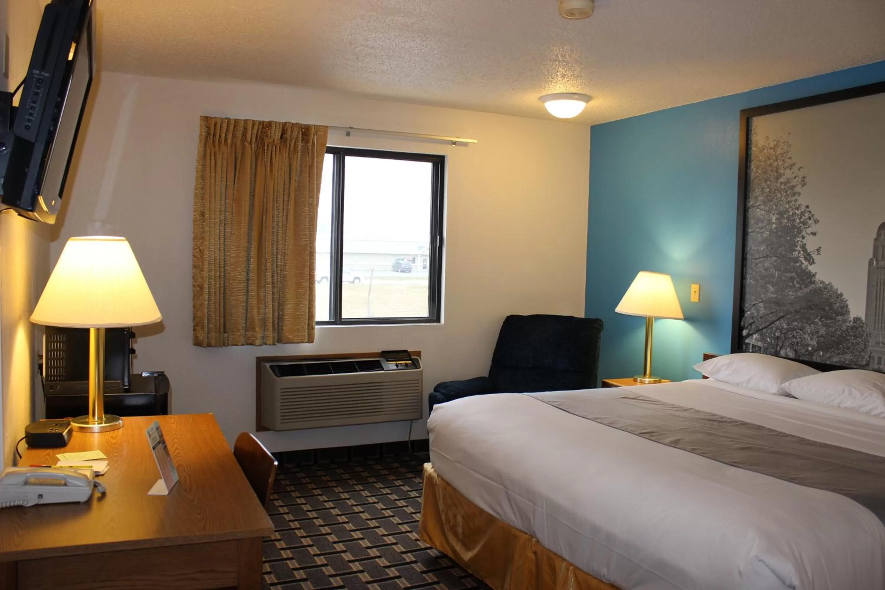 Queen Room - Non-Smoking in Super 8 by Wyndham Lincoln West