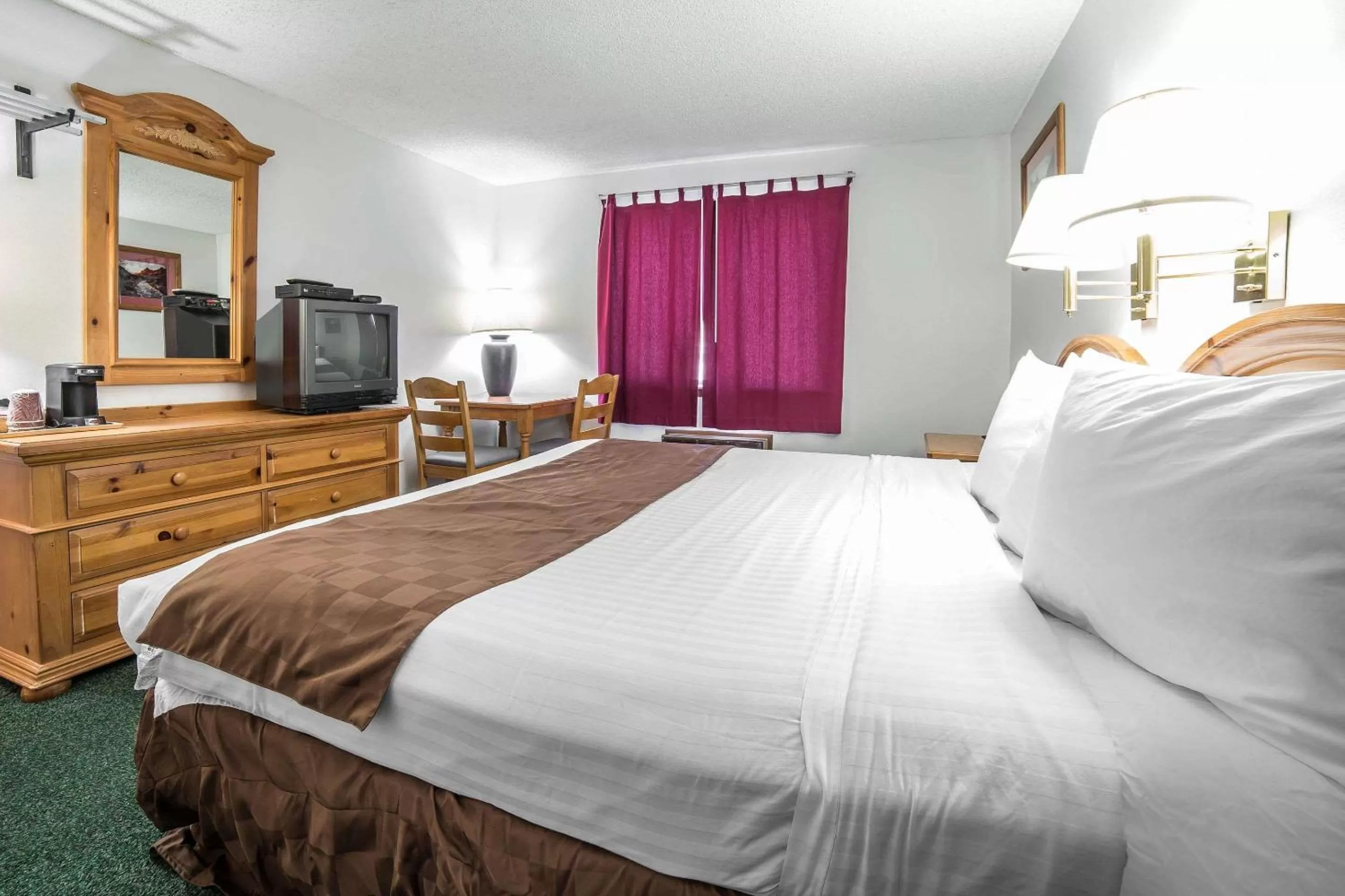 Photo of the whole room, Bed in Rodeway Inn Bryce Canyon