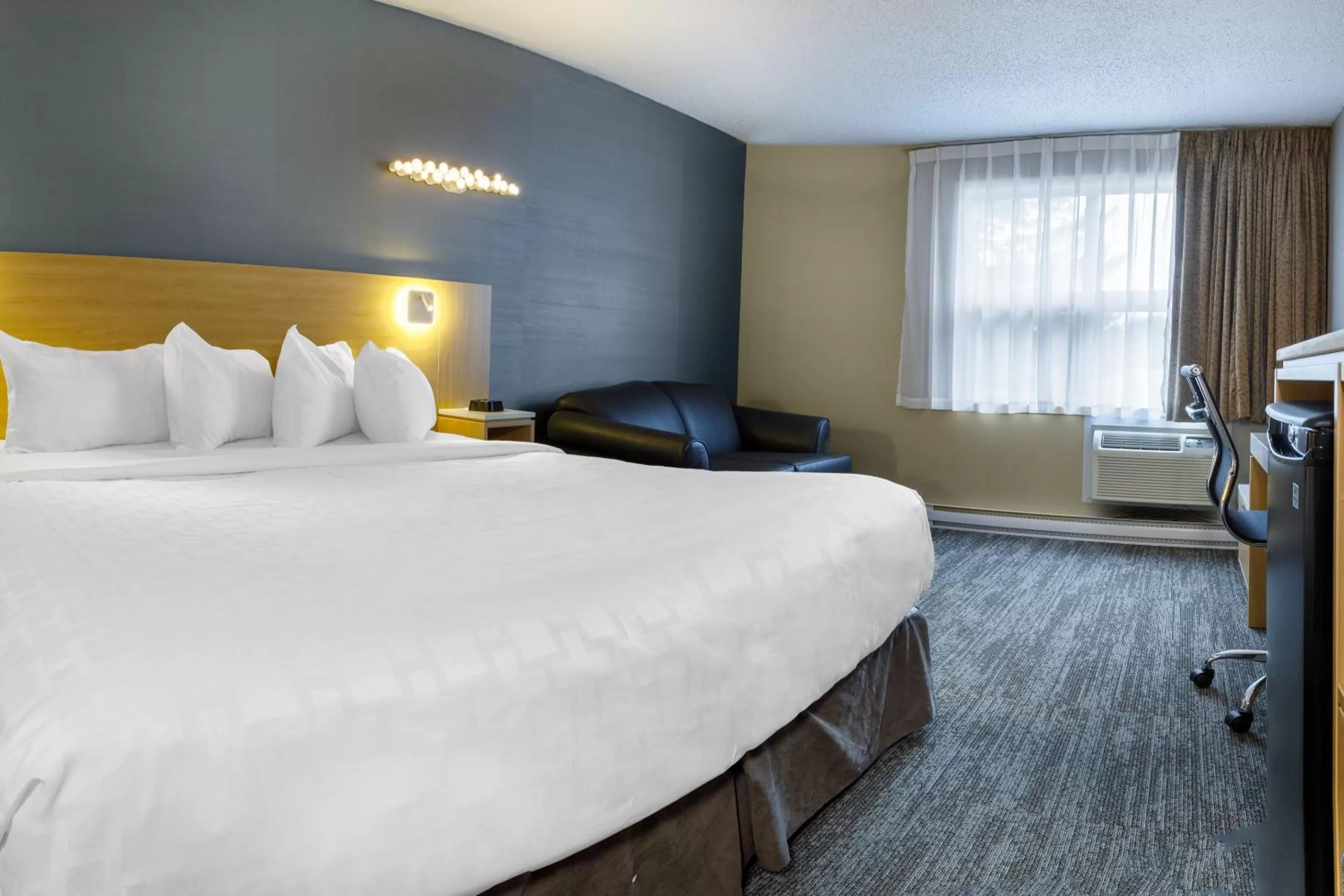 Bed in Clarion Pointe Quebec Airport