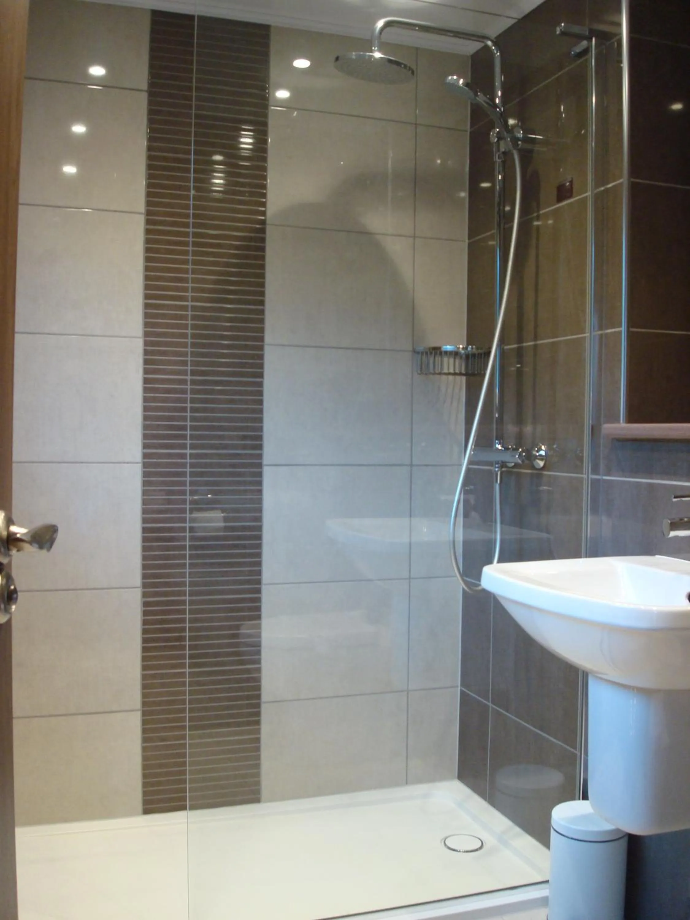 Shower in Cruachan Hotel