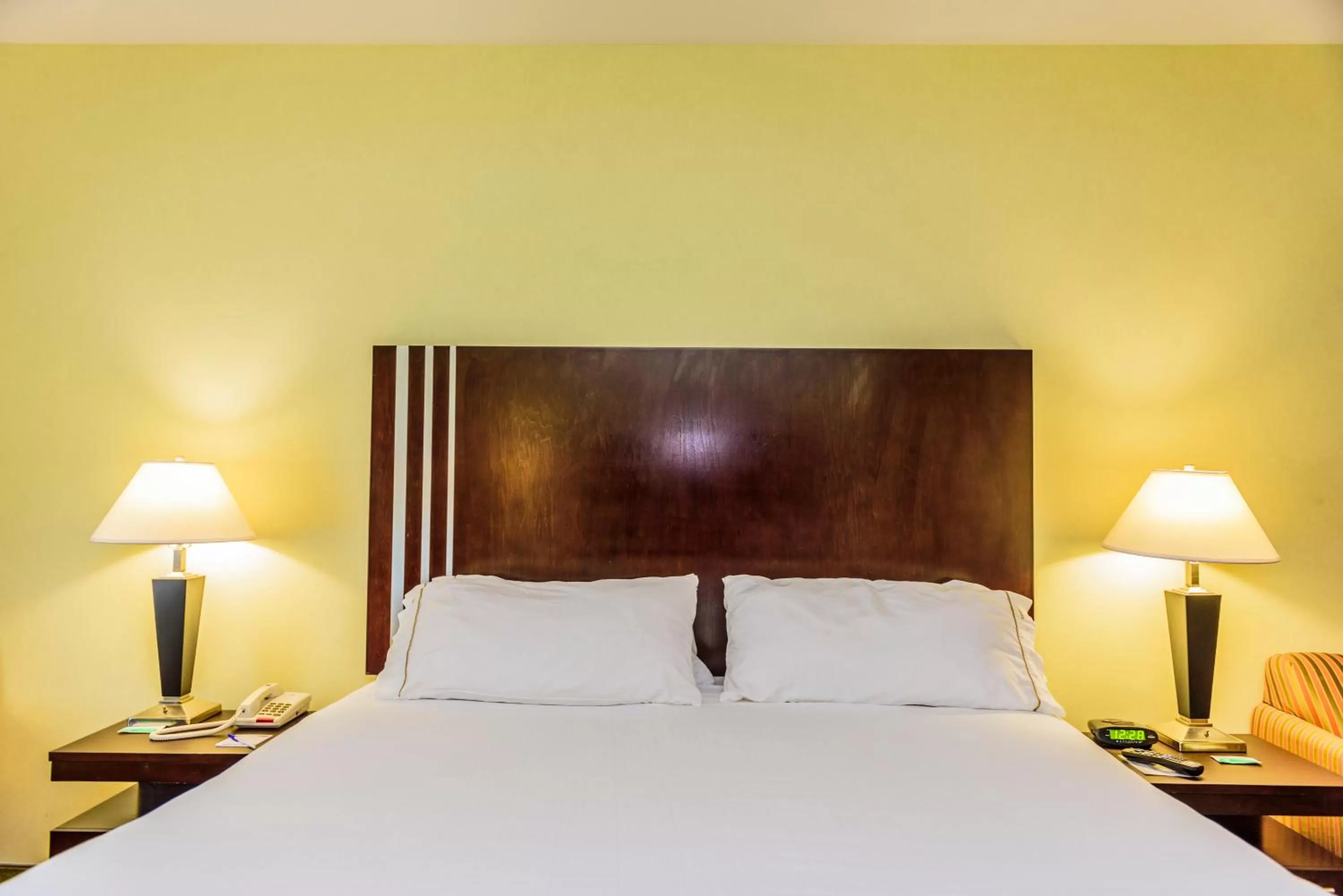 Photo of the whole room, Bed in Holiday Inn Express Hotel & Suites Hamburg by IHG