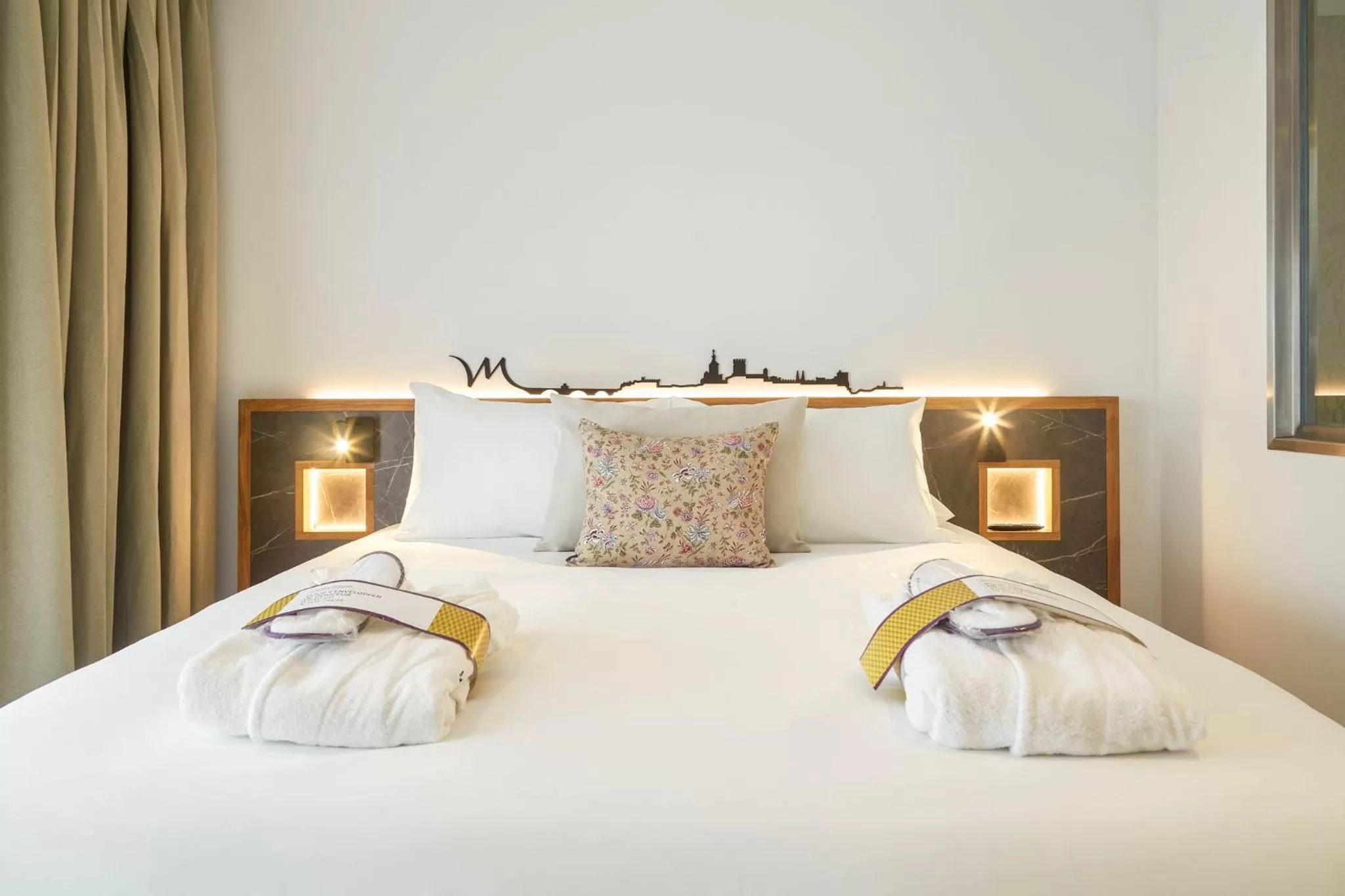 Bed in Mercure Avignon Gare TGV