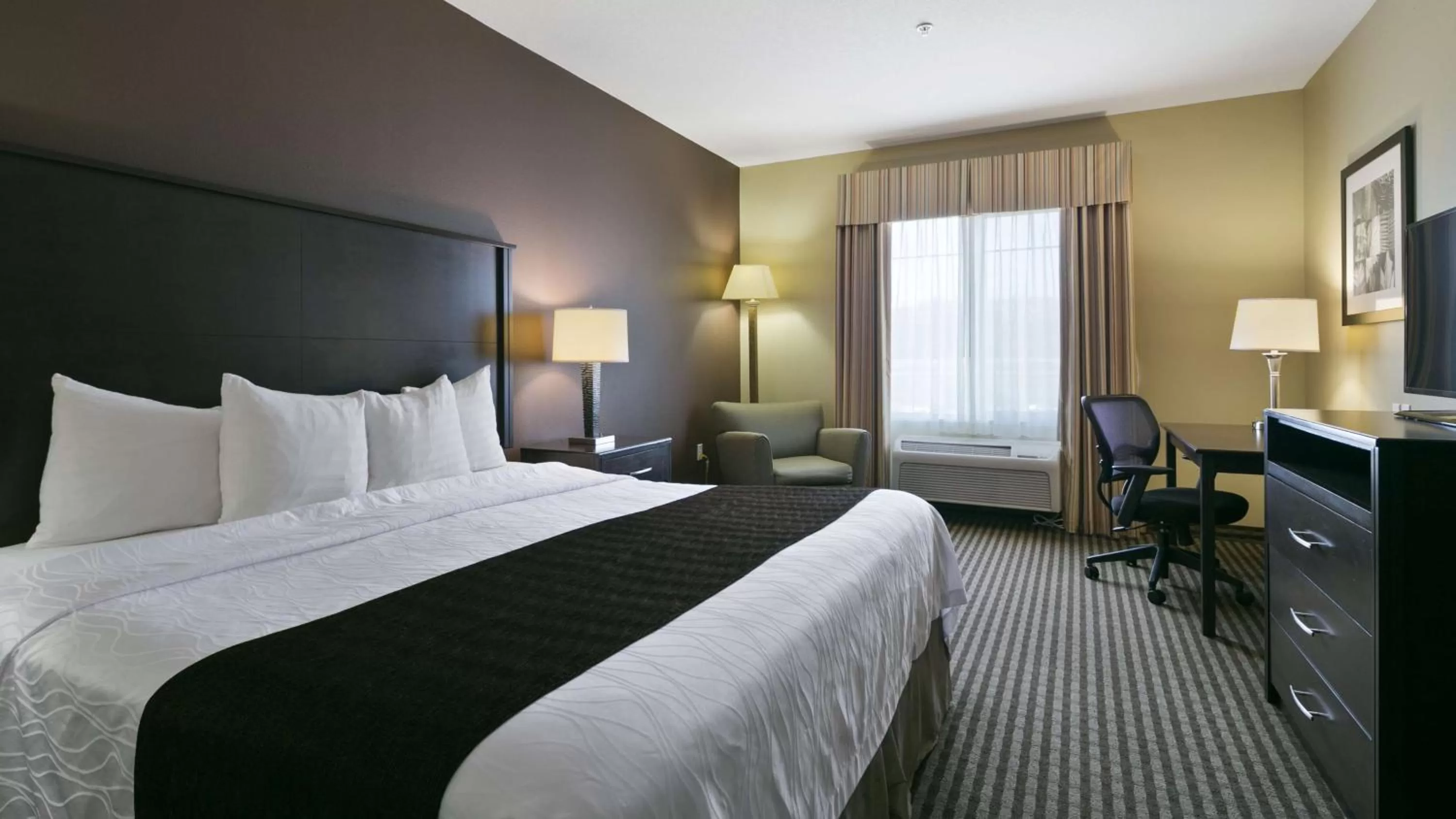 King Room with Roll-In Shower - Disability Access in Best Western Plus Port of Camas-Washougal Convention Center