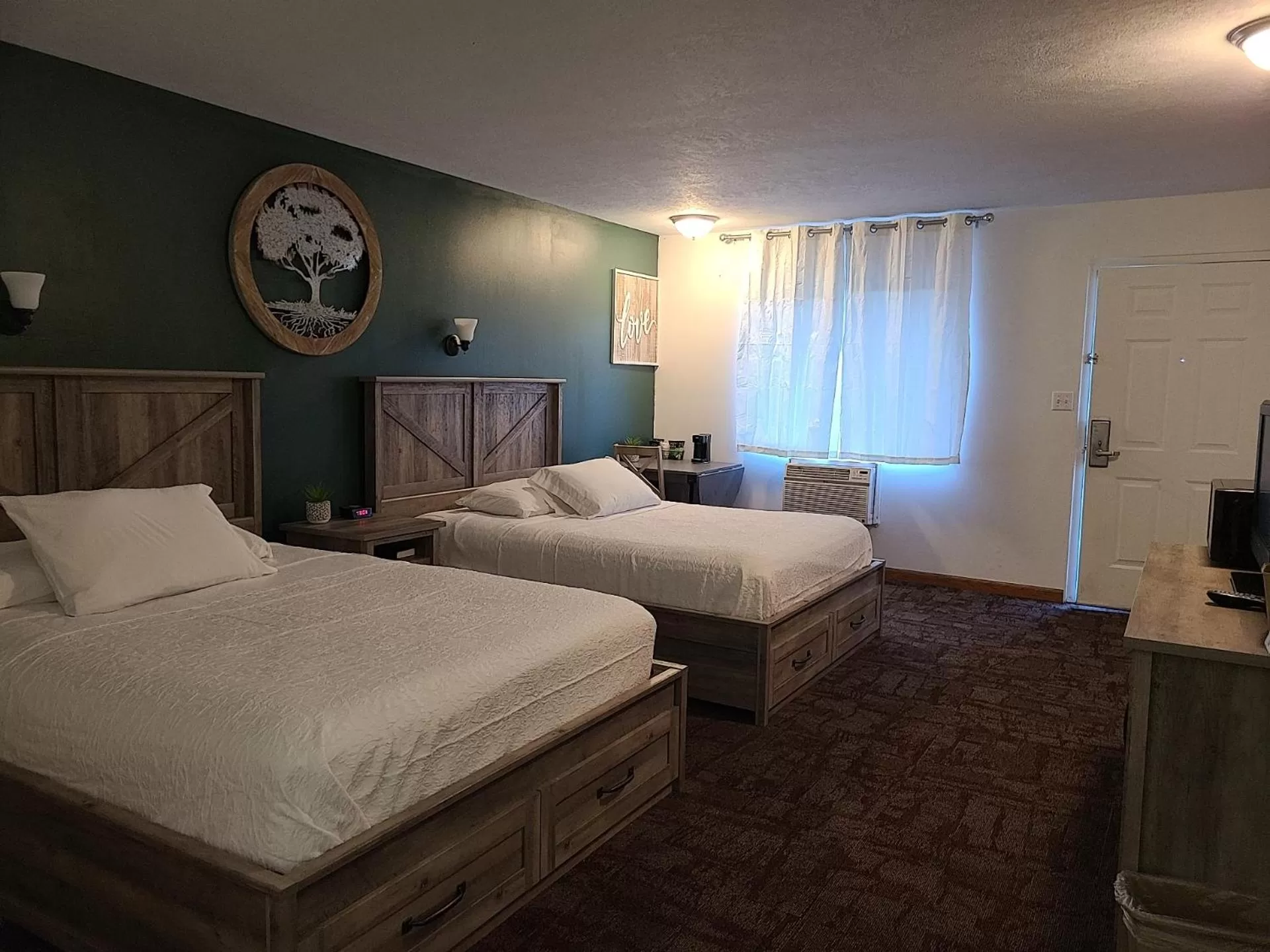 Photo of the whole room, Bed in Jefferson Inn
