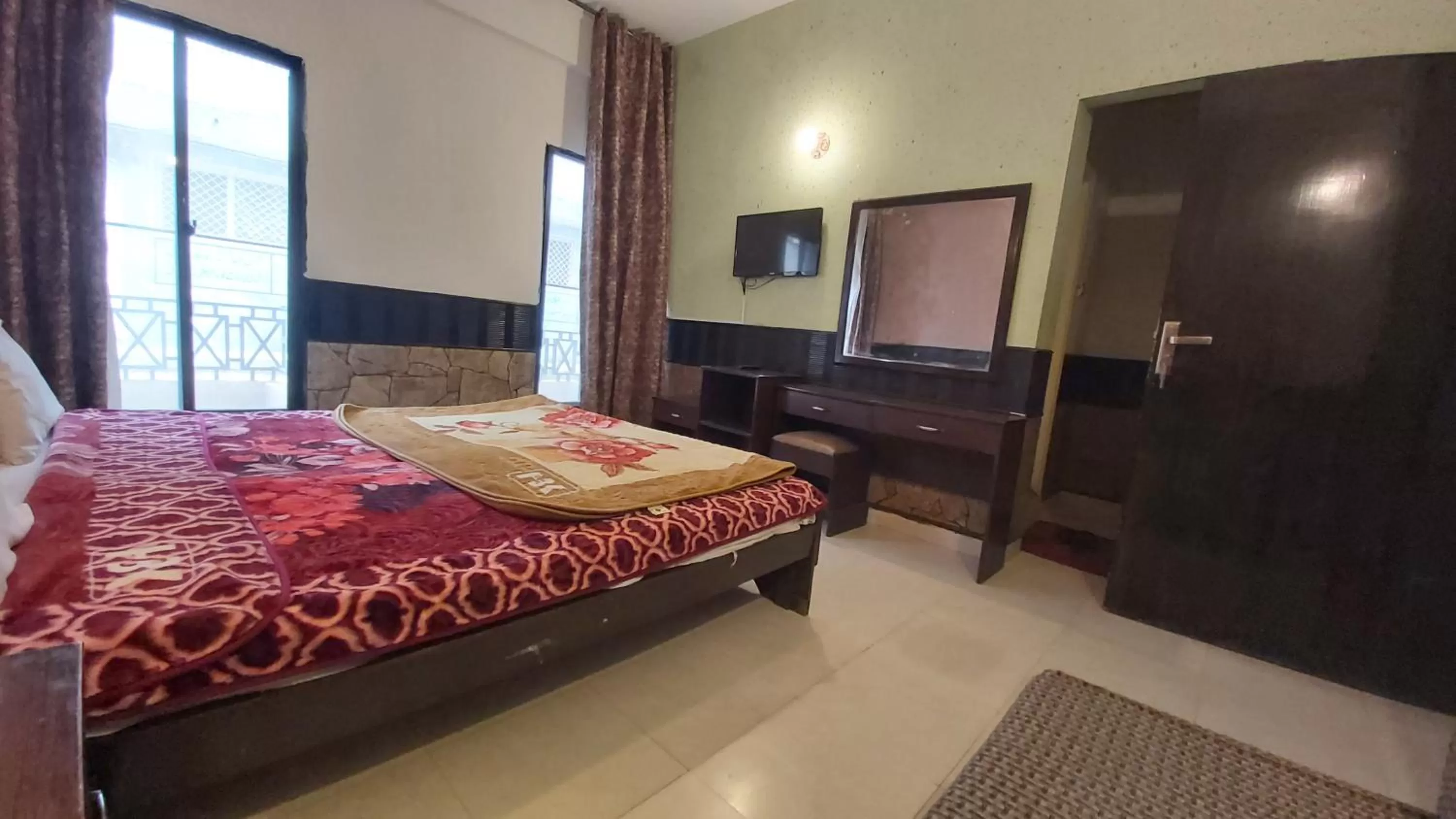 Bedroom, Bed in Mount Heaven Hotel Murree